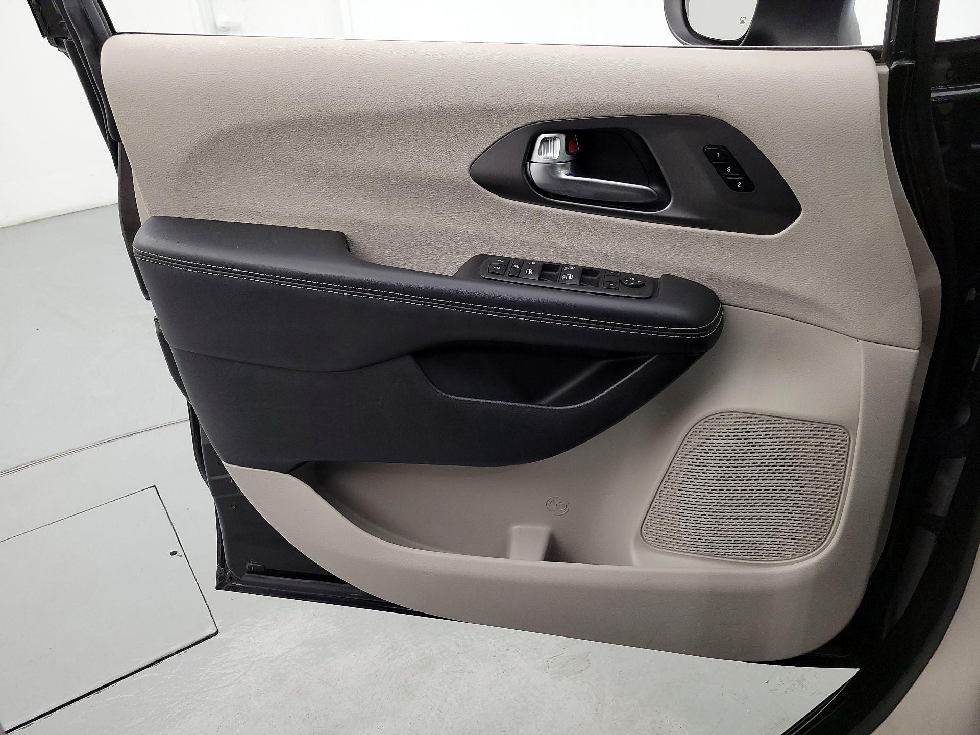 Thumbnail: 2023 Chrysler Pacifica - 12