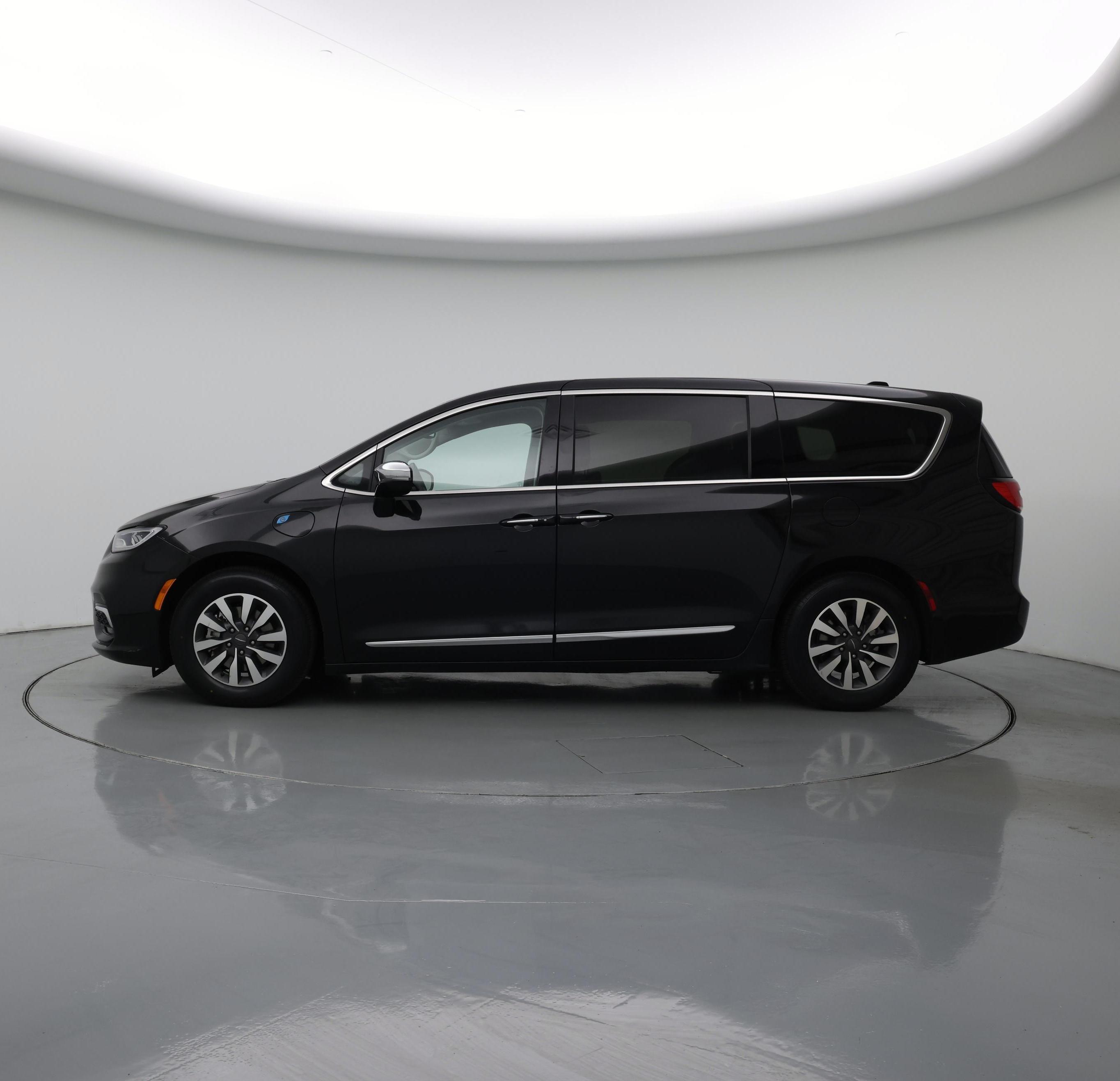 Thumbnail: 2023 Chrysler Pacifica - 3