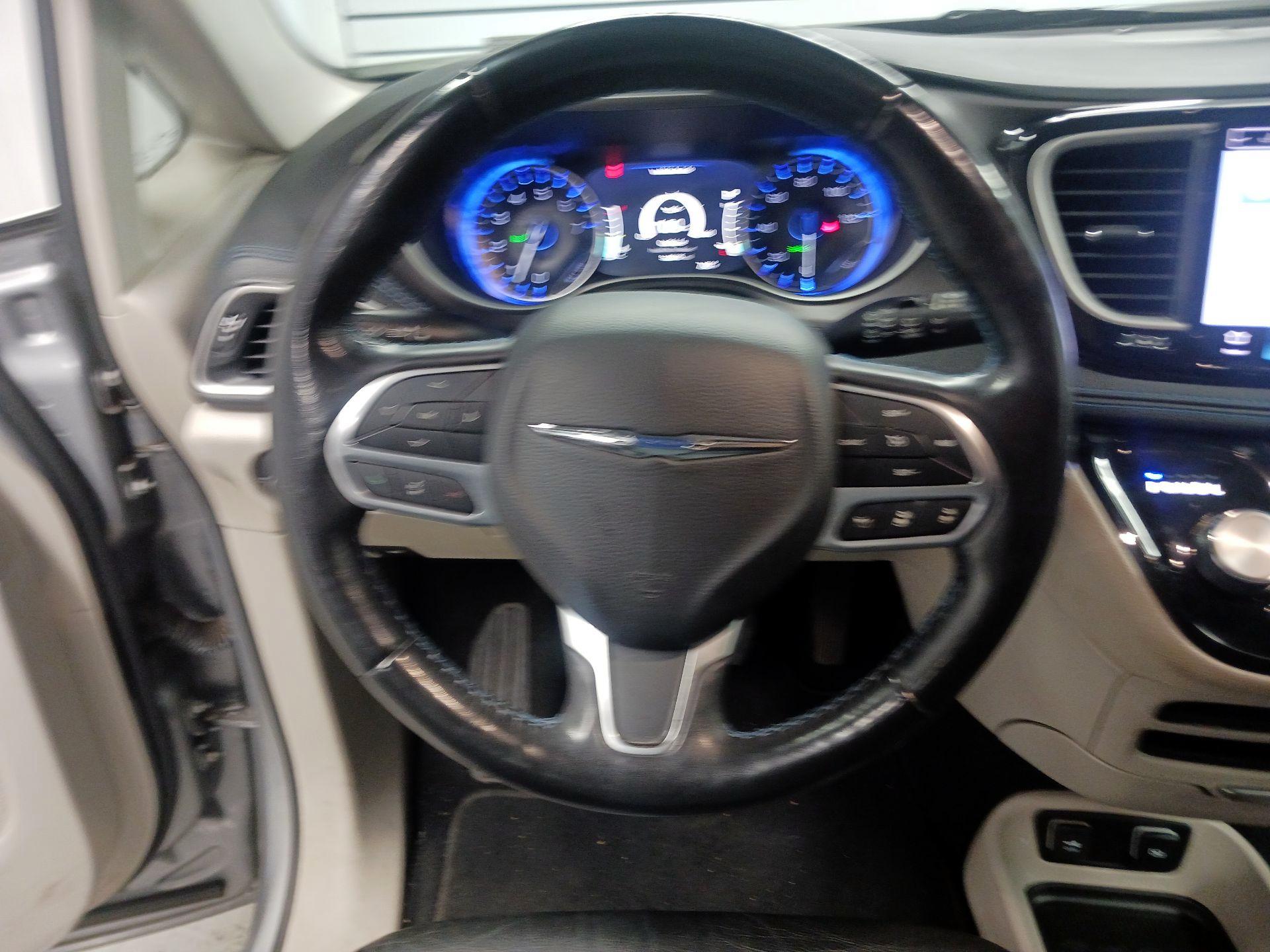 Thumbnail: 2021 Chrysler Pacifica - 10