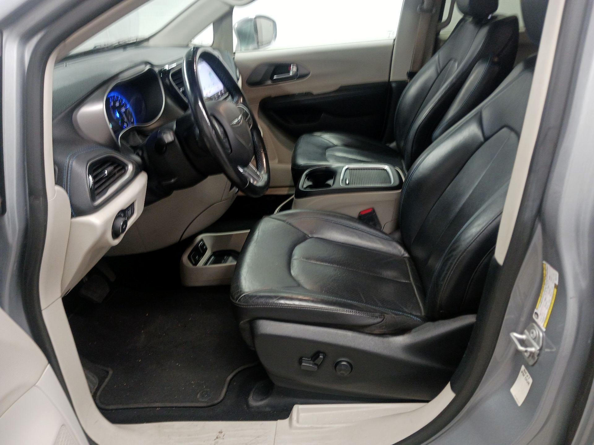 Thumbnail: 2021 Chrysler Pacifica - 11