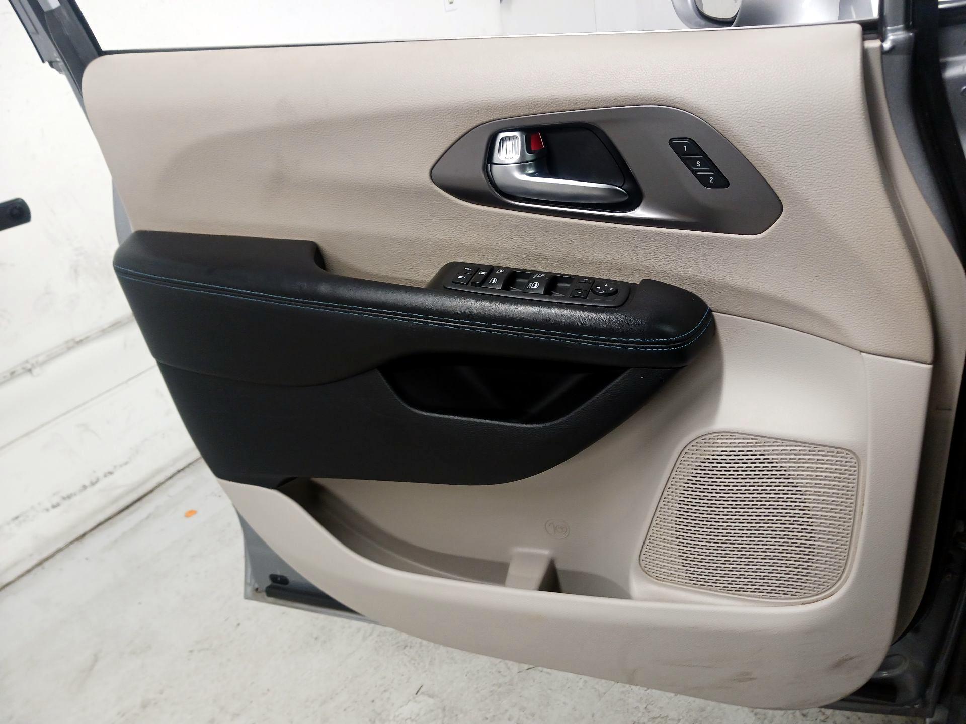 Thumbnail: 2021 Chrysler Pacifica - 12