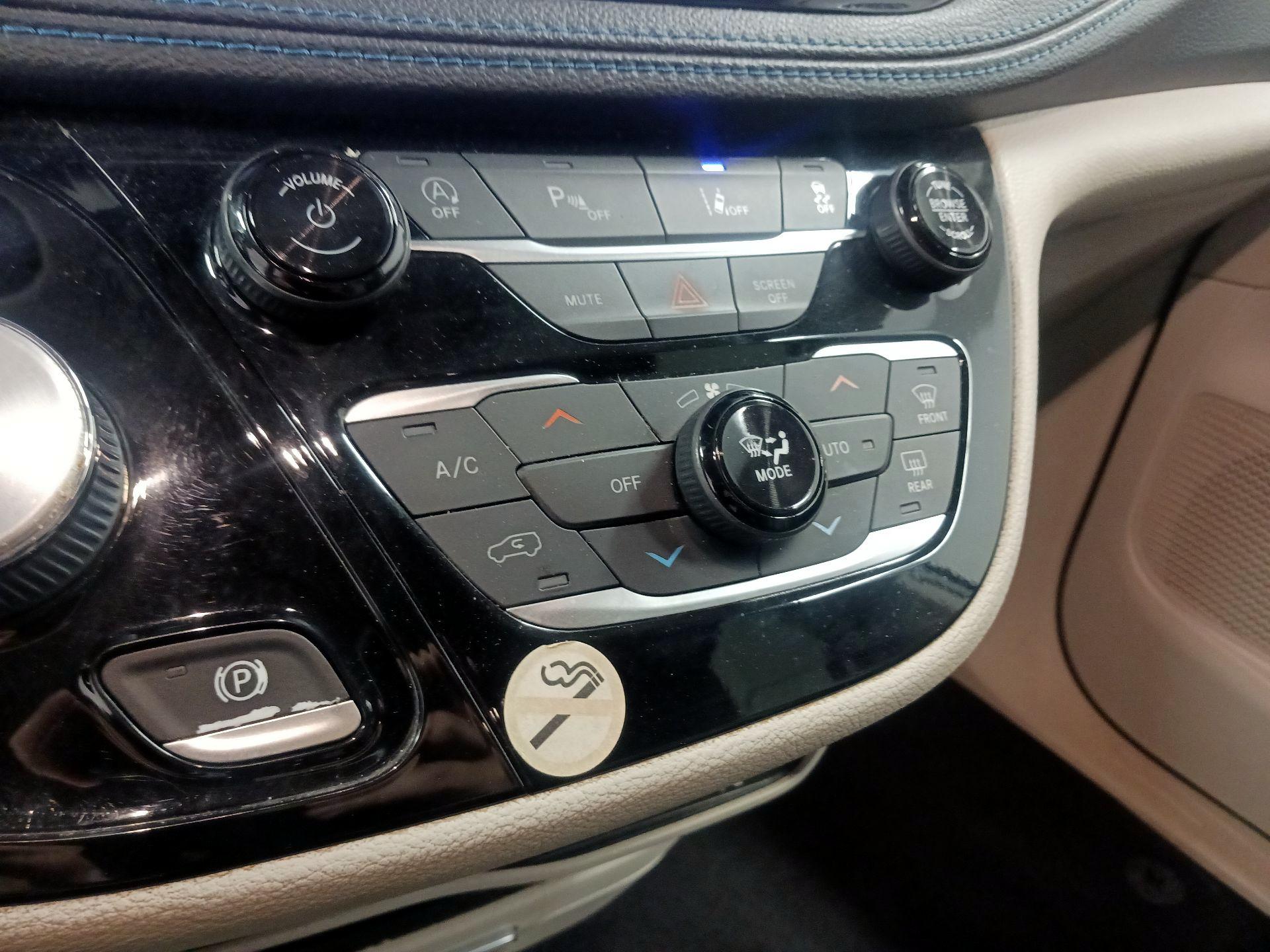 Thumbnail: 2021 Chrysler Pacifica - 14