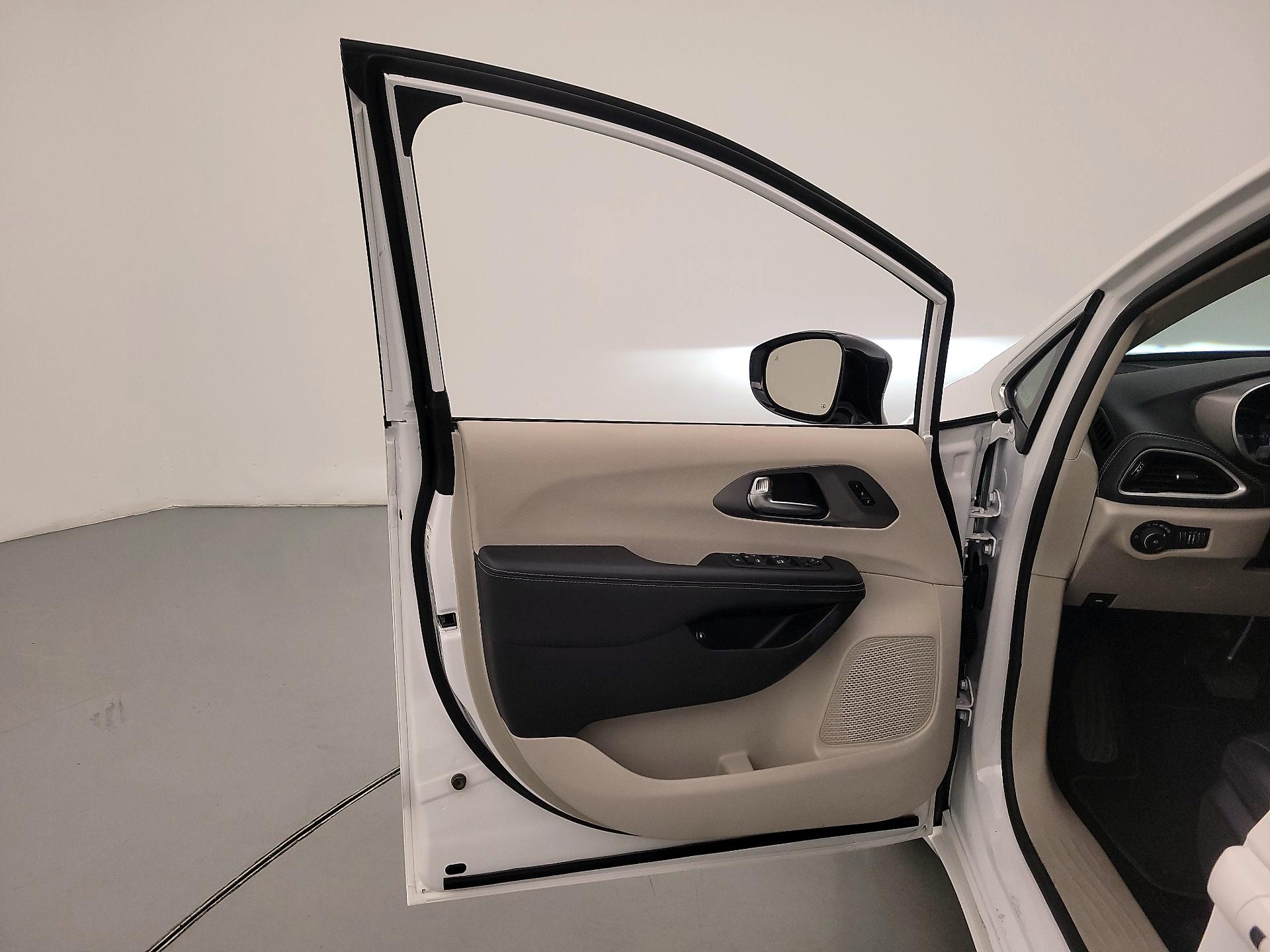 Thumbnail: 2024 Chrysler Pacifica - 12