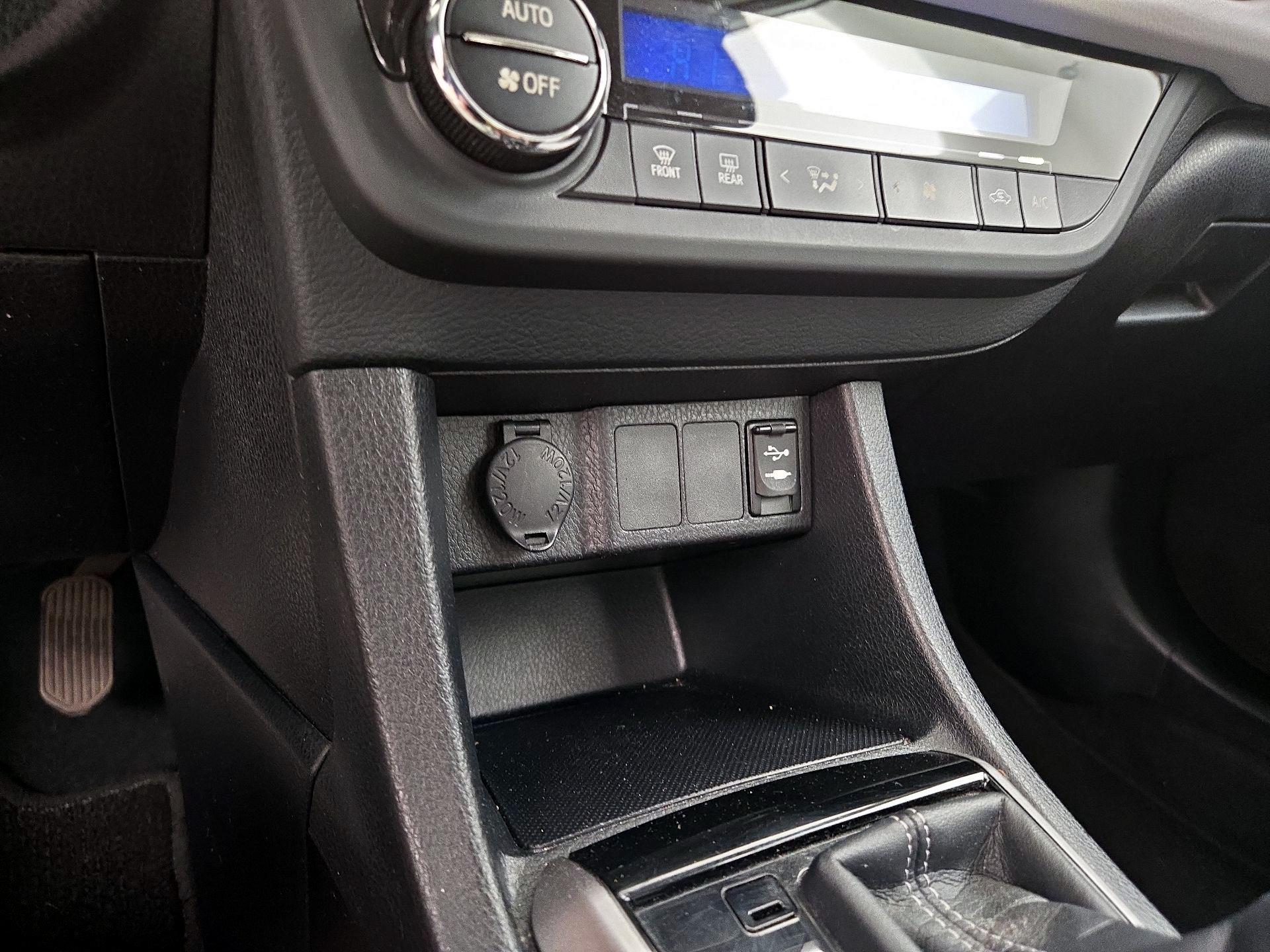 Thumbnail: 2015 Toyota Corolla - 18