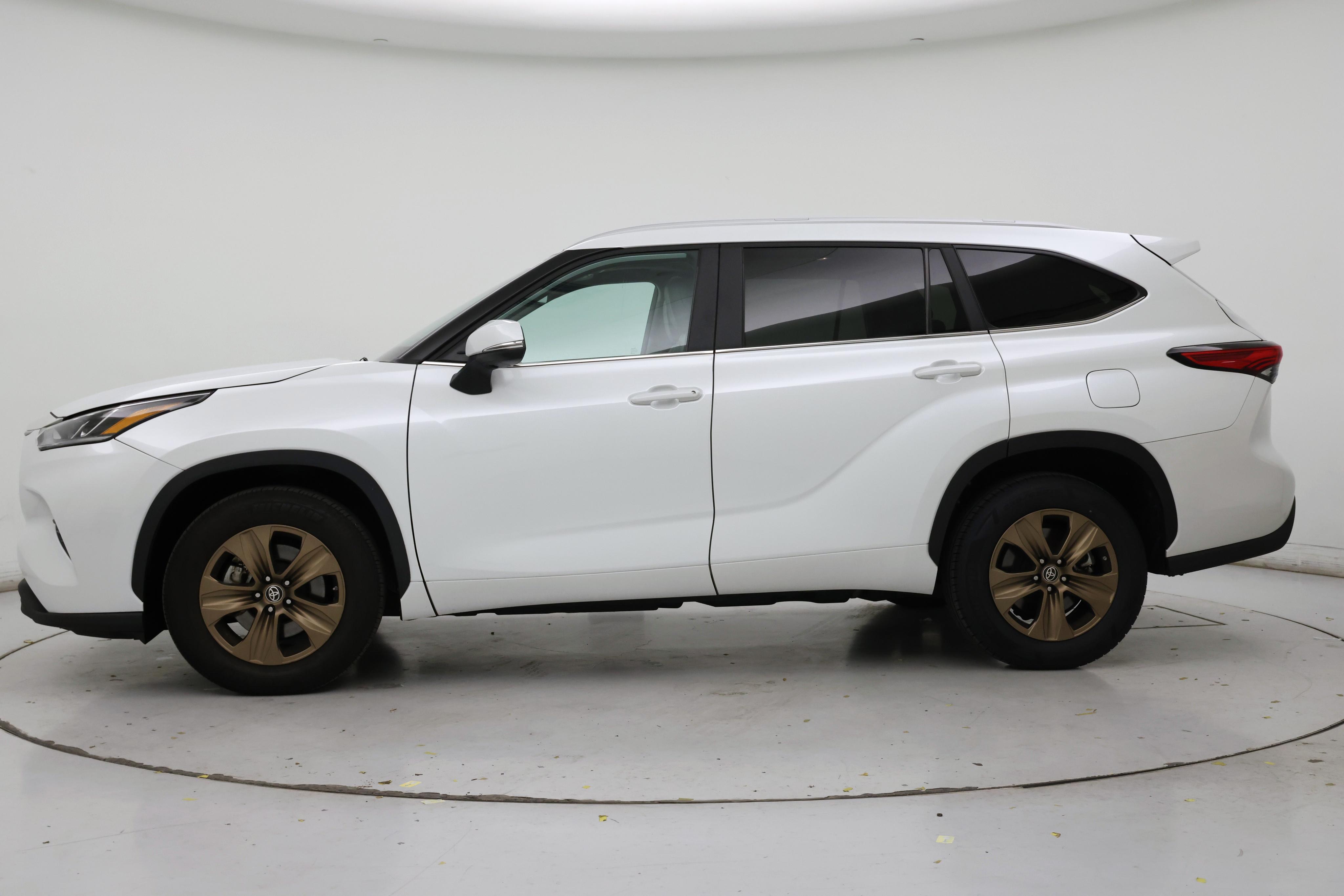 Thumbnail: 2023 Toyota Highlander - 3