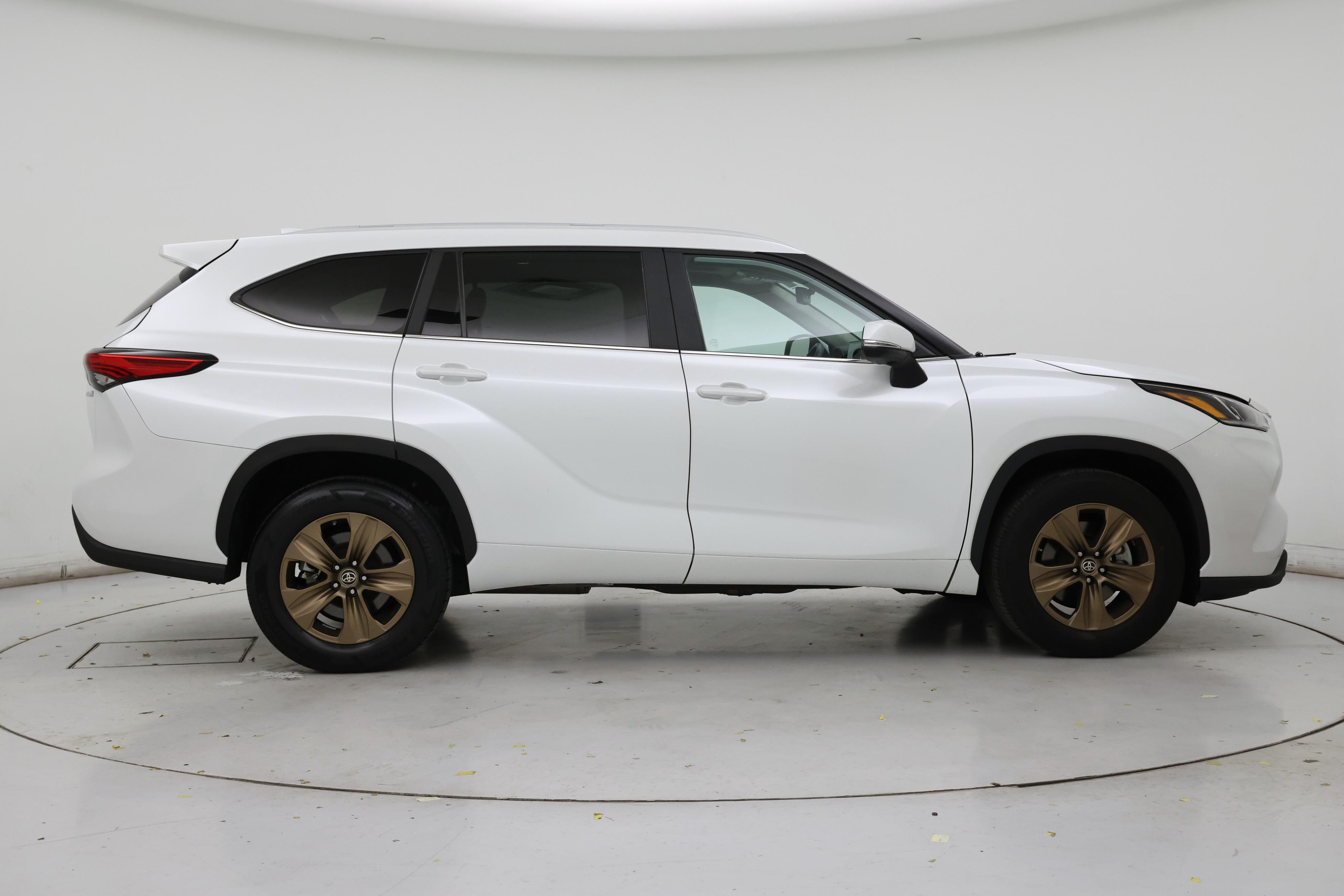 Thumbnail: 2023 Toyota Highlander - 7
