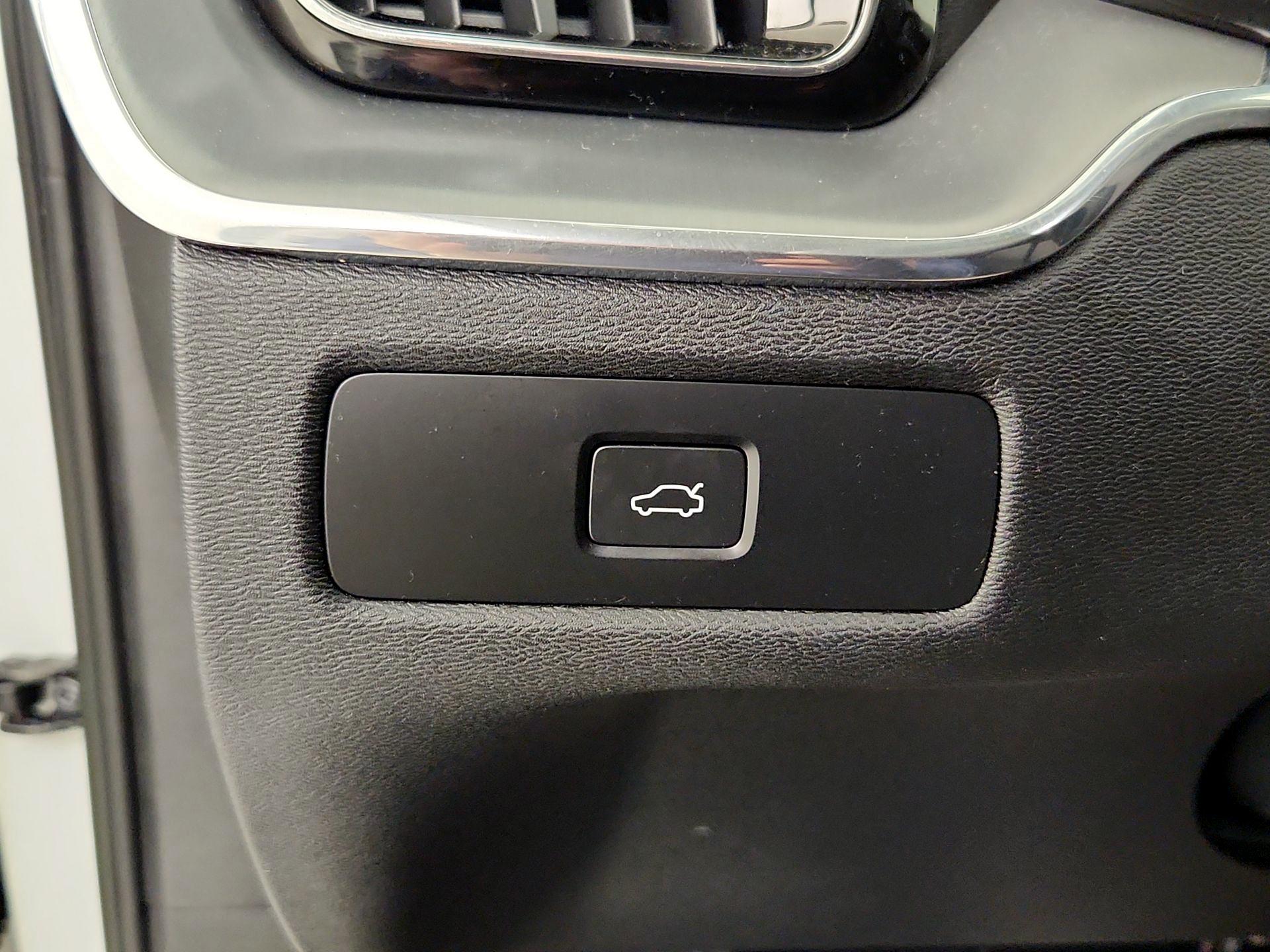 Thumbnail: 2023 Volvo XC60 - 13