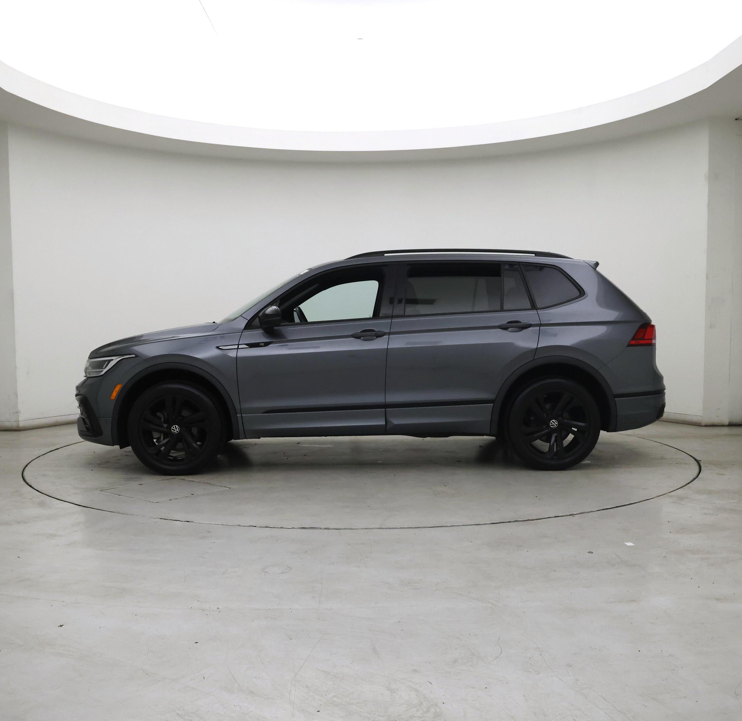 Thumbnail: 2023 Volkswagen Tiguan - 3