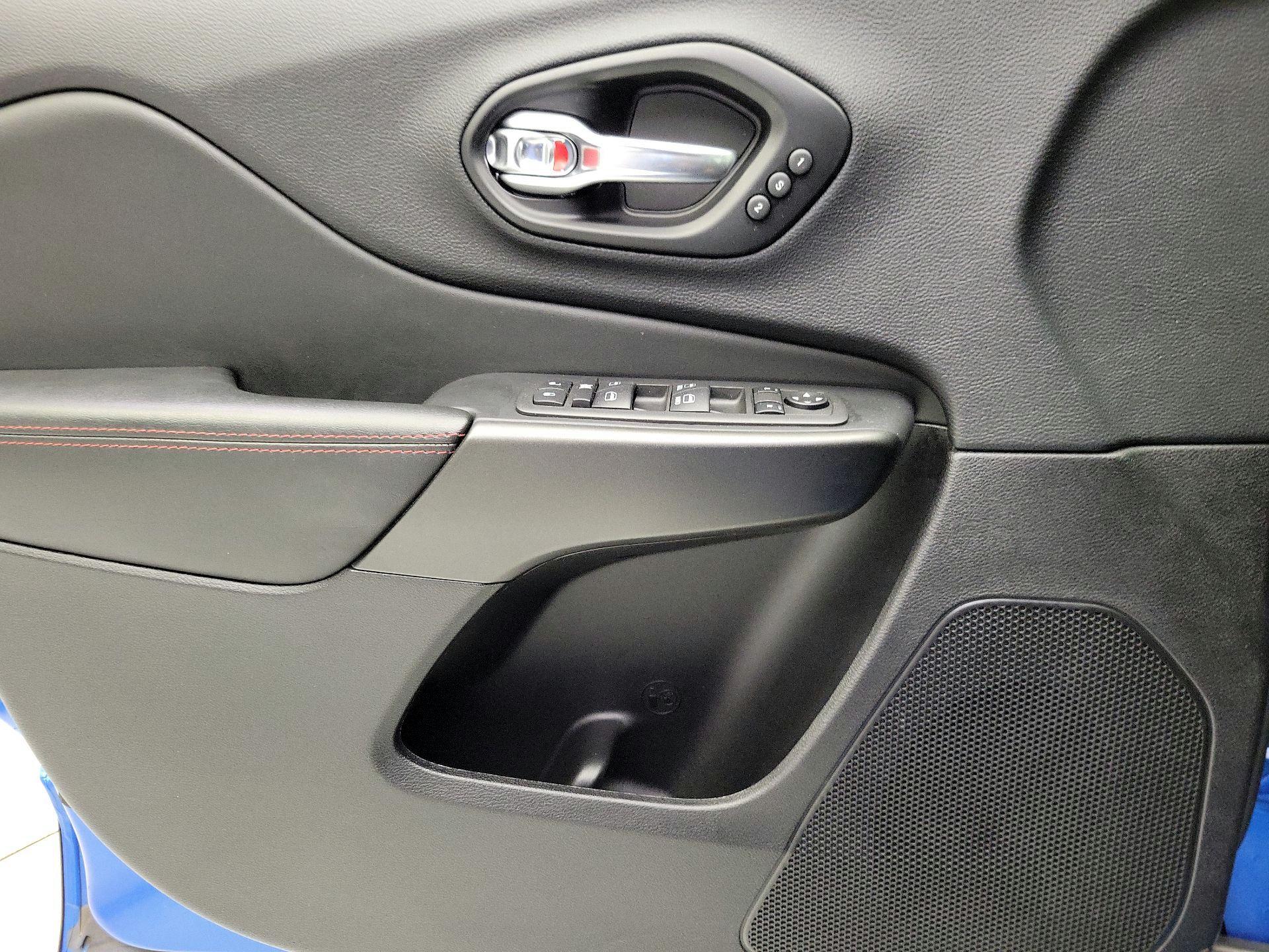 Thumbnail: 2022 Jeep Cherokee - 12