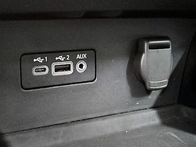 USB/AUX Ports