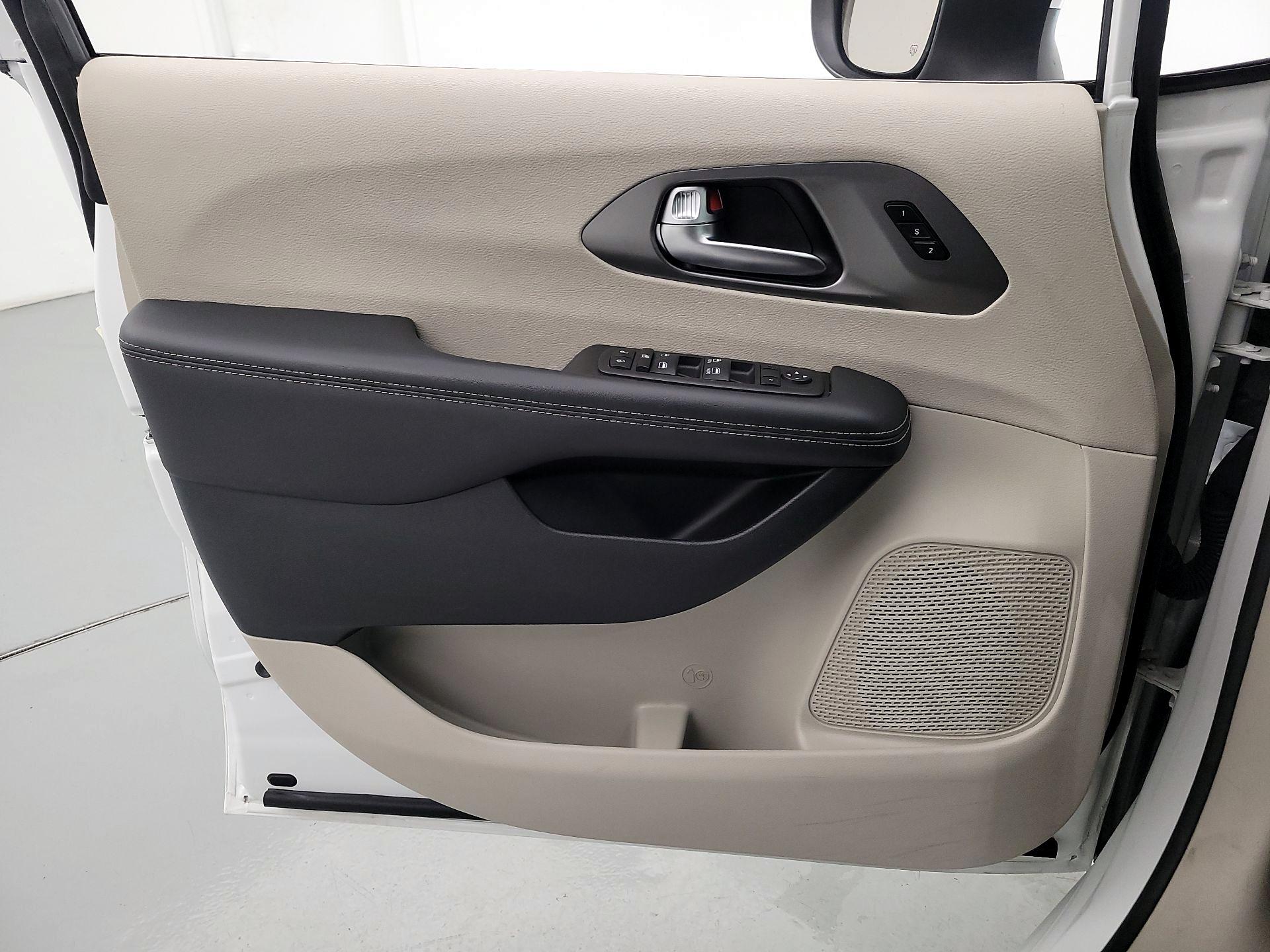 Thumbnail: 2023 Chrysler Pacifica - 12