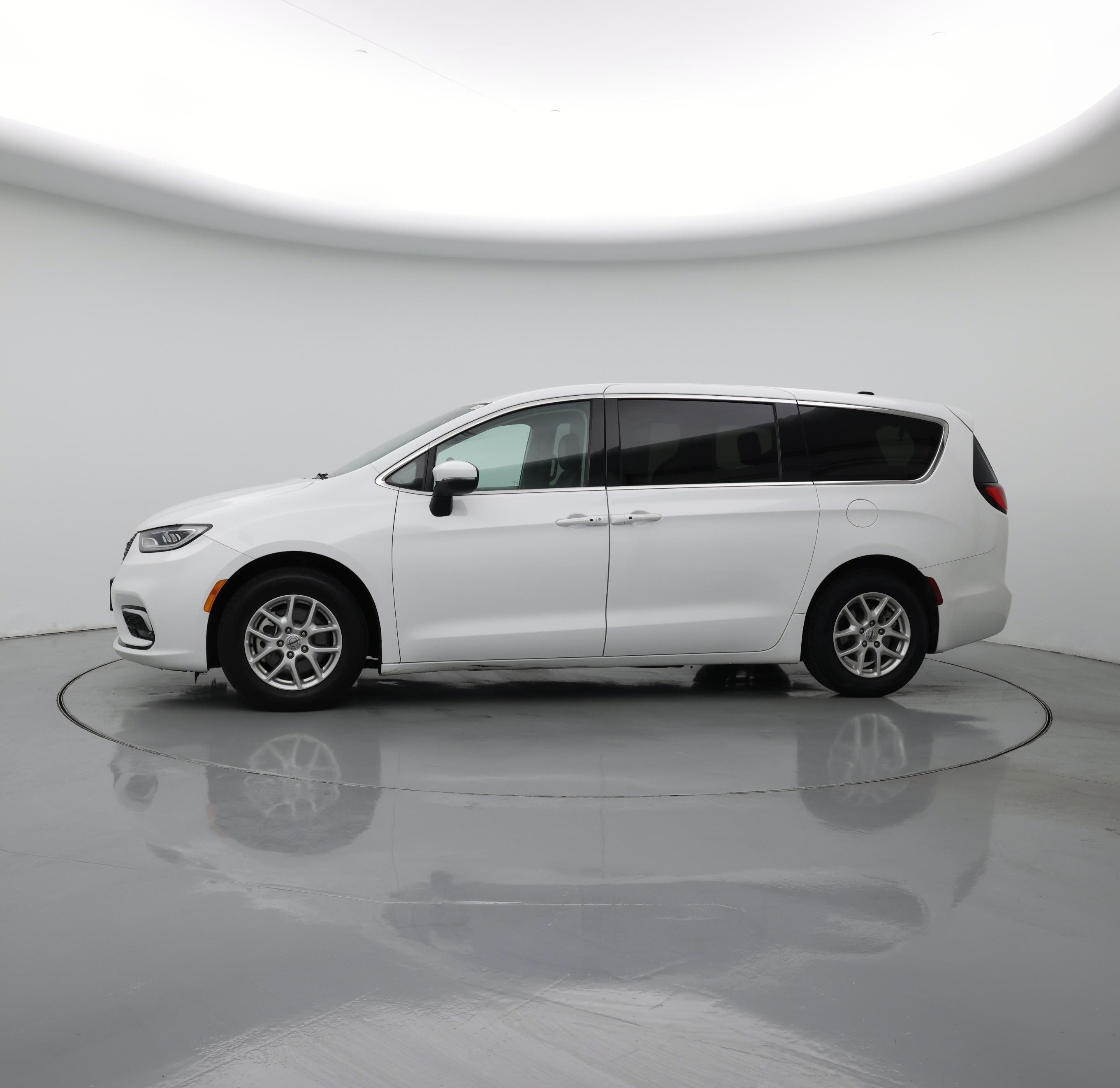 Thumbnail: 2023 Chrysler Pacifica - 3