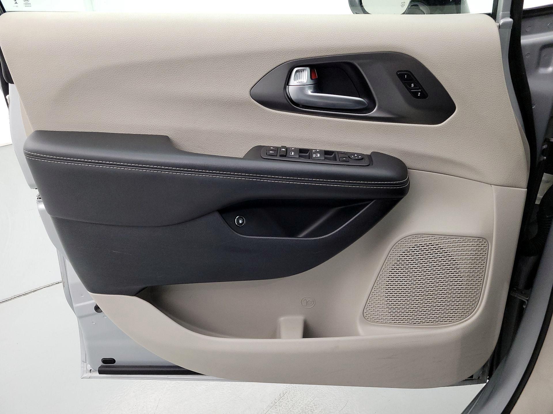 Thumbnail: 2024 Chrysler Pacifica - 12