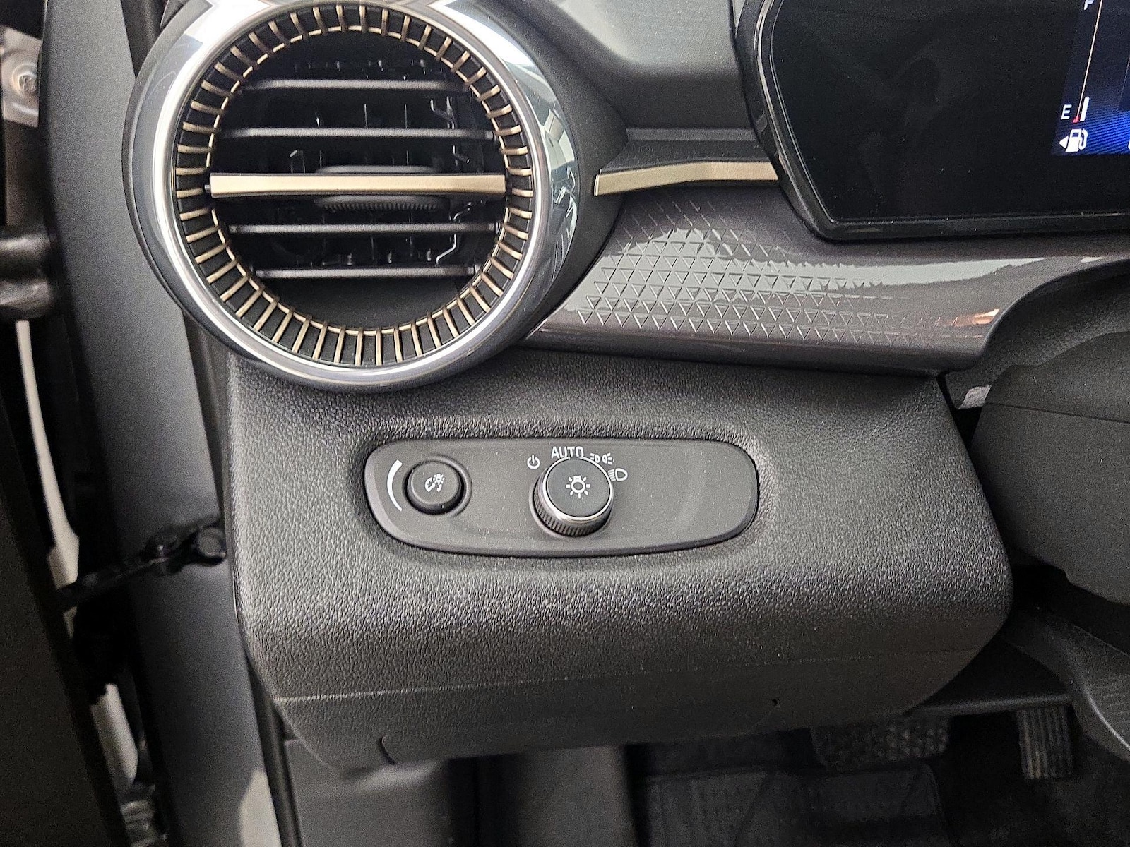 2025 Chevrolet Trax Activ - Photo 14