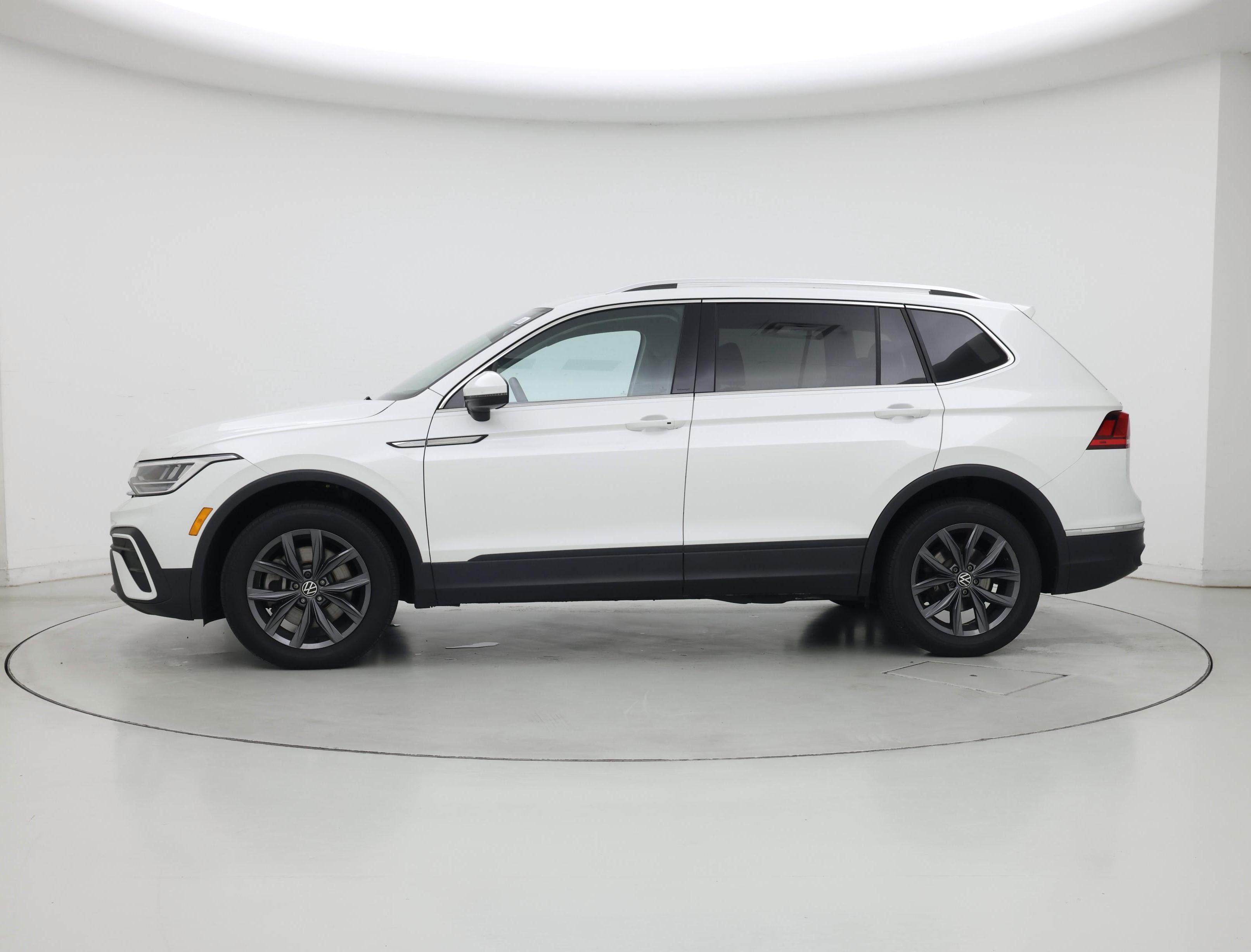 Thumbnail: 2023 Volkswagen Tiguan - 3