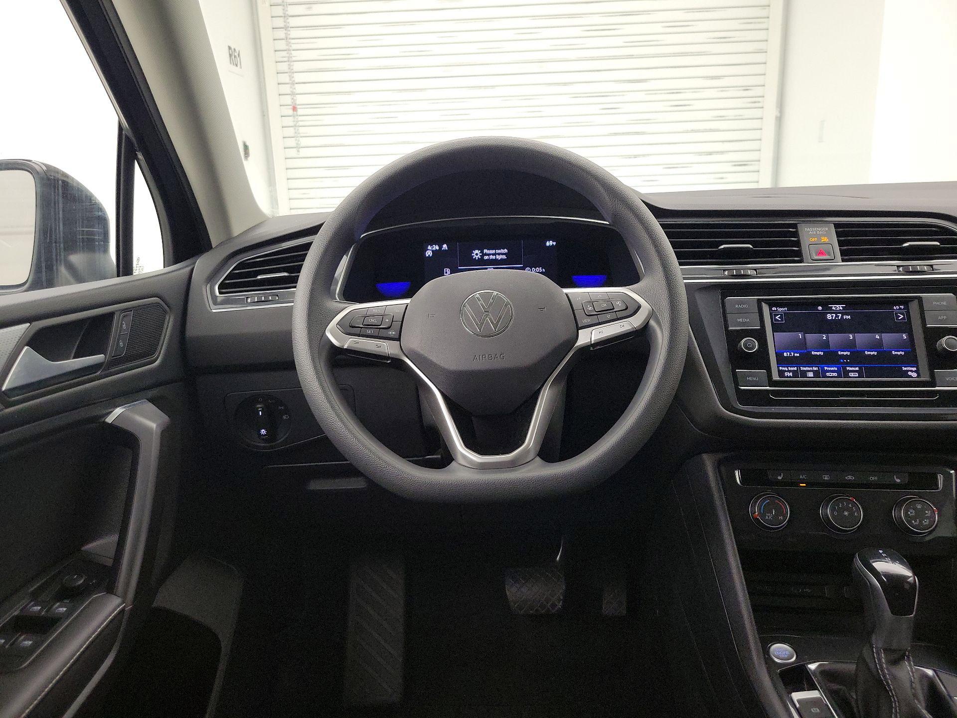 Thumbnail: 2022 Volkswagen Tiguan - 10