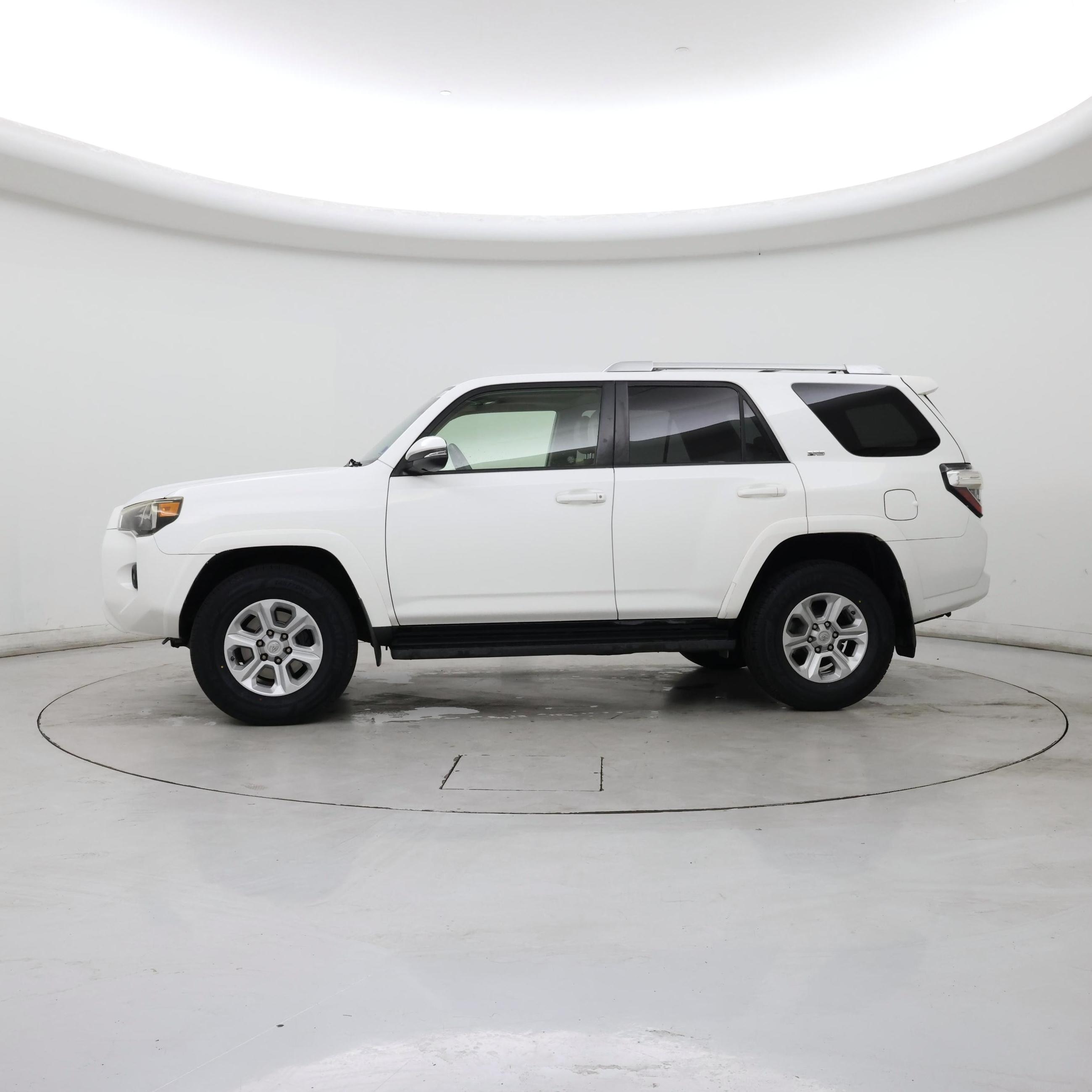 Thumbnail: 2014 Toyota 4Runner - 3