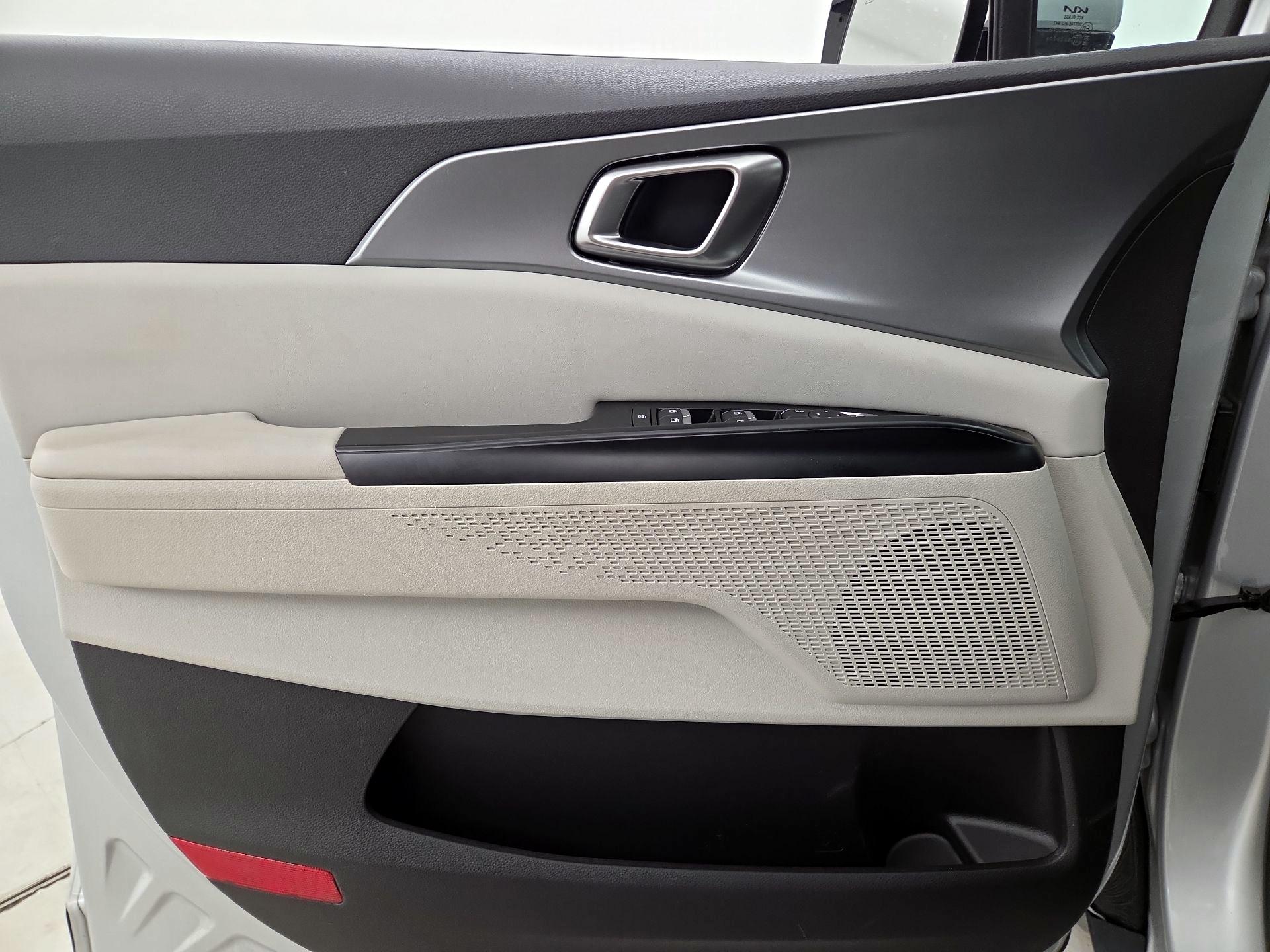 Thumbnail: 2023 Kia Carnival - 12