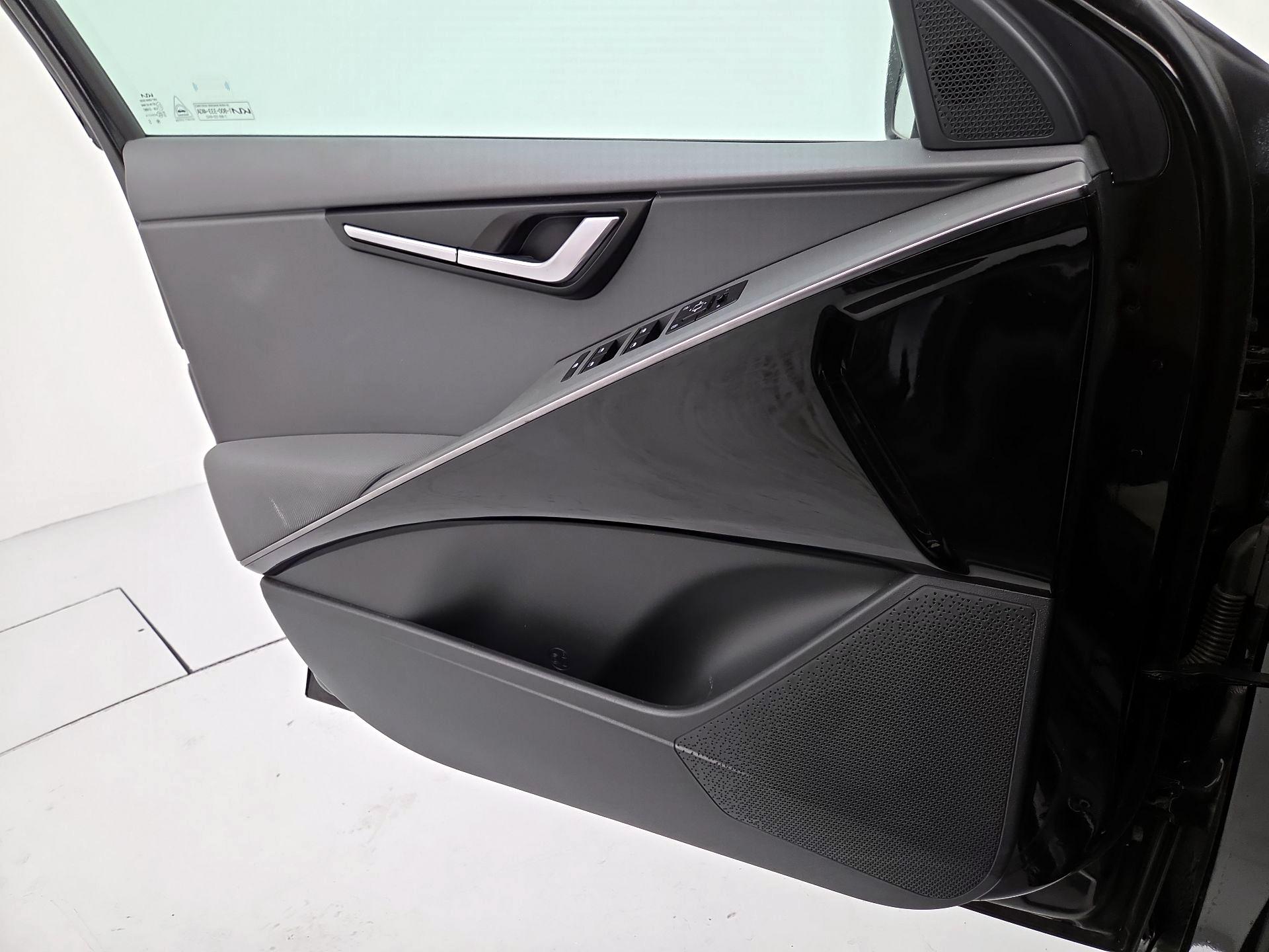 Thumbnail: 2023 Kia Niro - 12