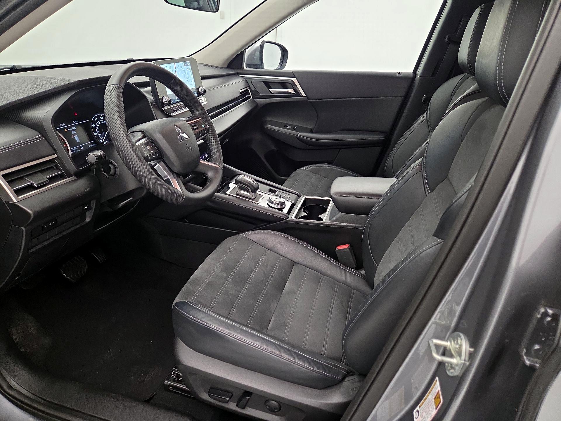 Thumbnail: 2023 Mitsubishi Outlander - 11