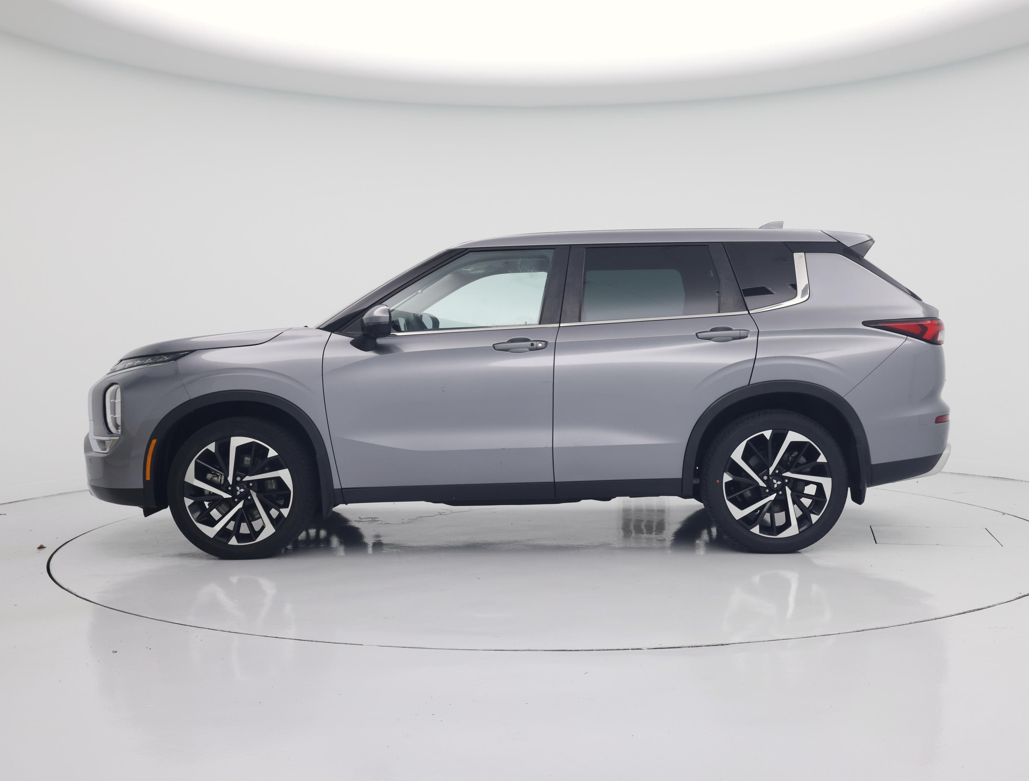Thumbnail: 2023 Mitsubishi Outlander - 3