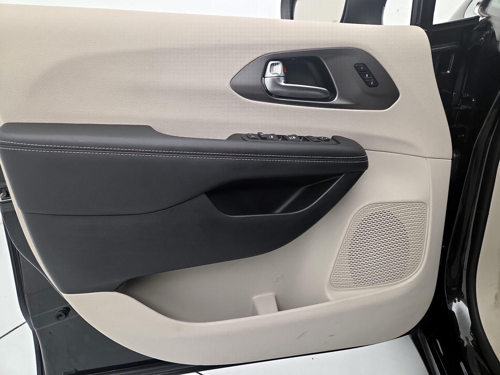 Thumbnail: 2023 Chrysler Pacifica - 12