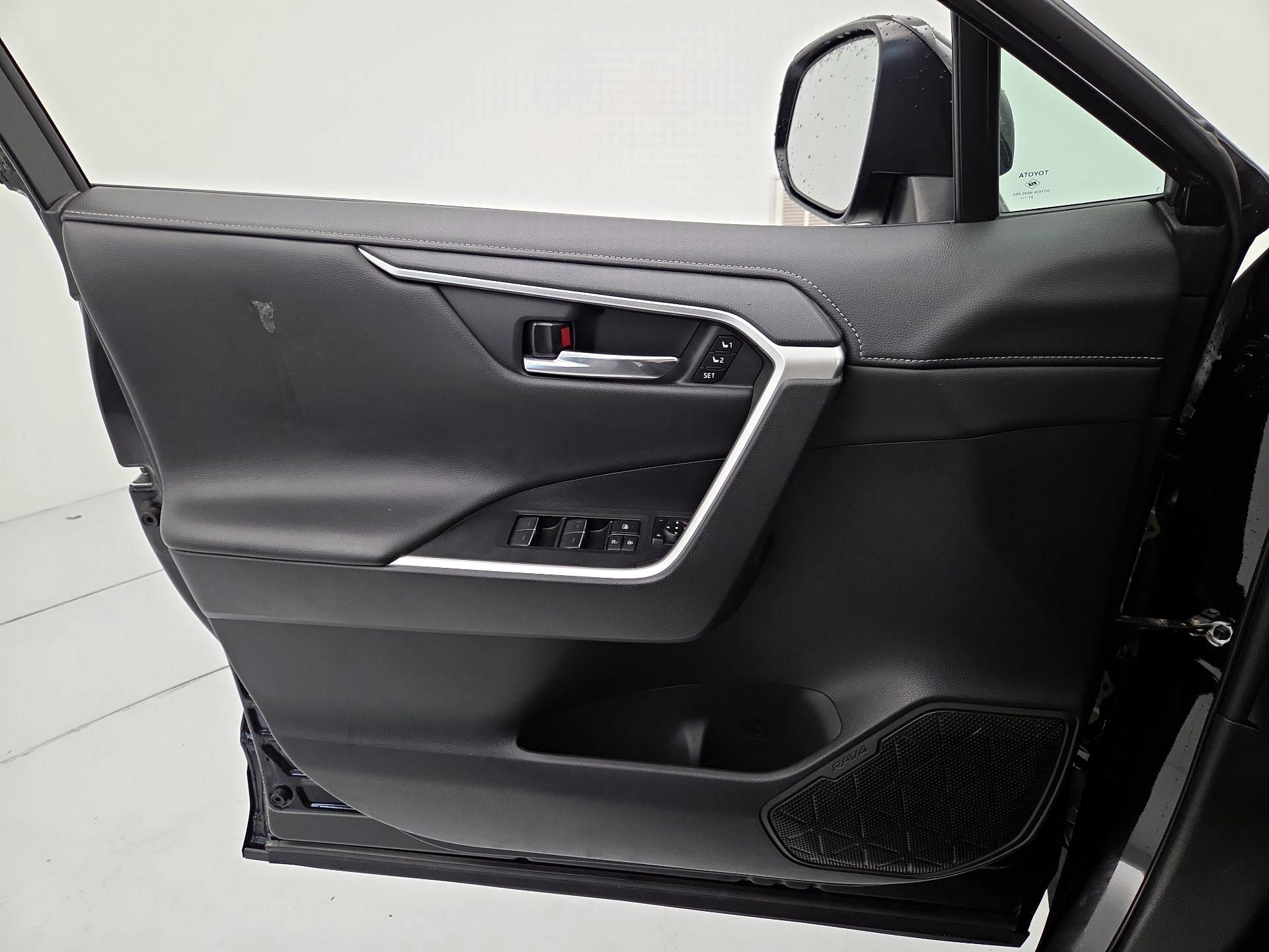 Thumbnail: 2022 Toyota RAV4 - 12