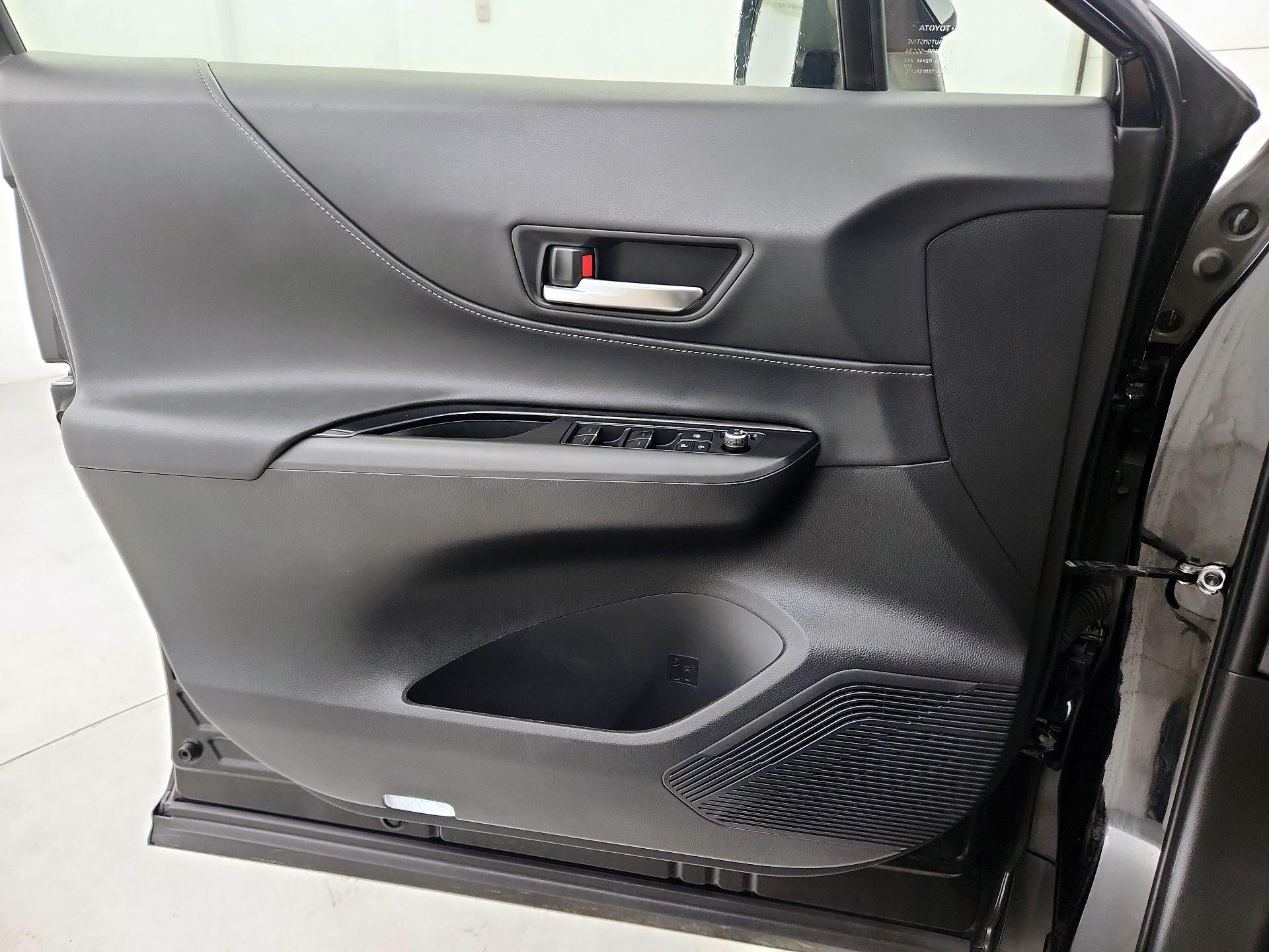 Thumbnail: 2021 Toyota Venza - 12