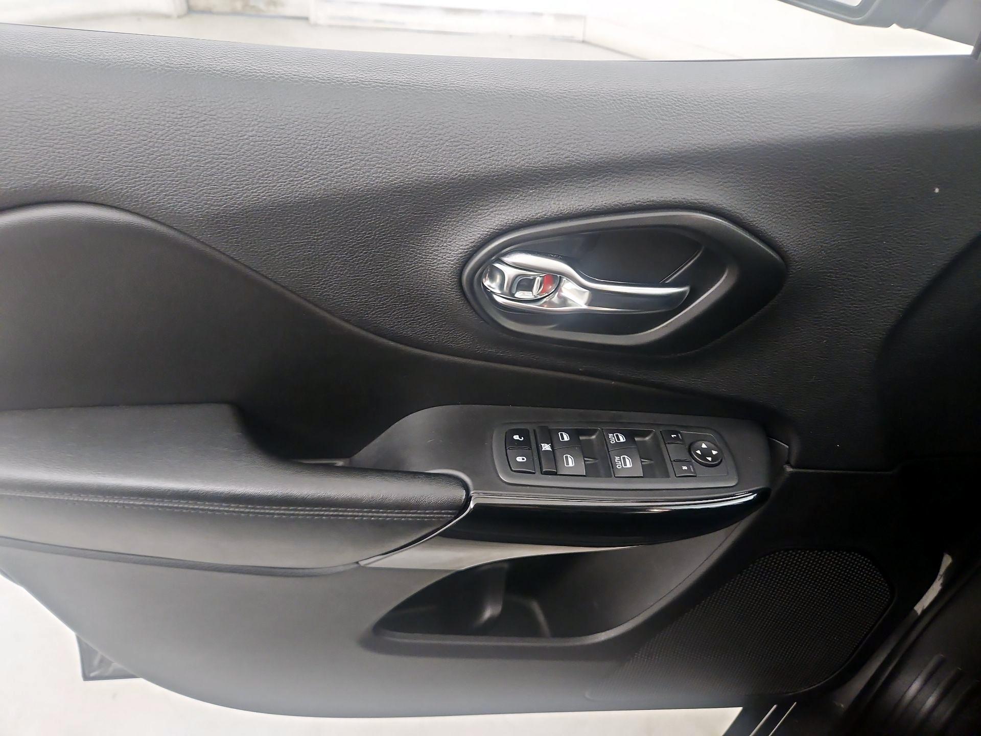 Thumbnail: 2021 Jeep Cherokee - 12