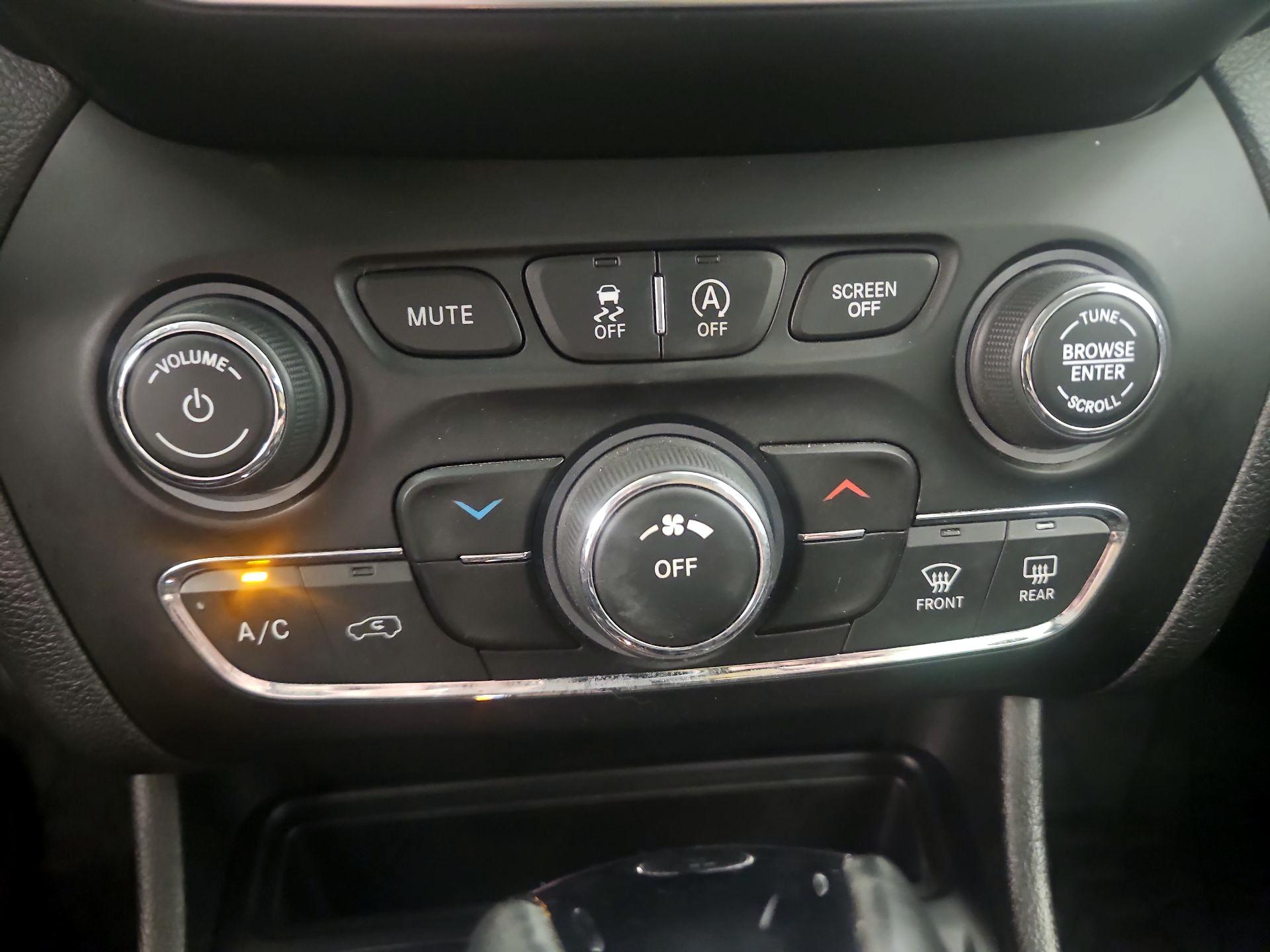 Thumbnail: 2021 Jeep Cherokee - 16