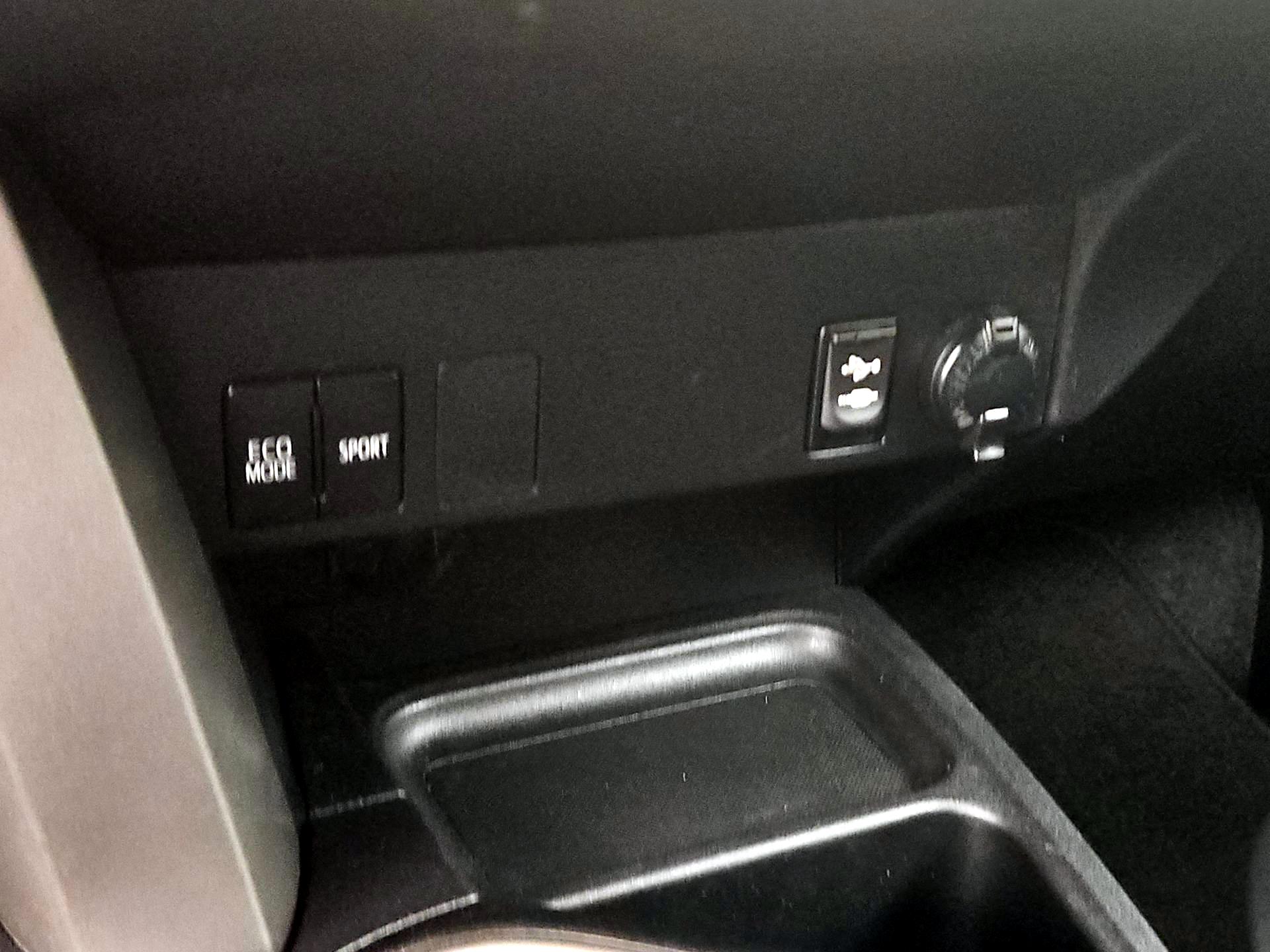 Thumbnail: 2017 Toyota RAV4 - 18