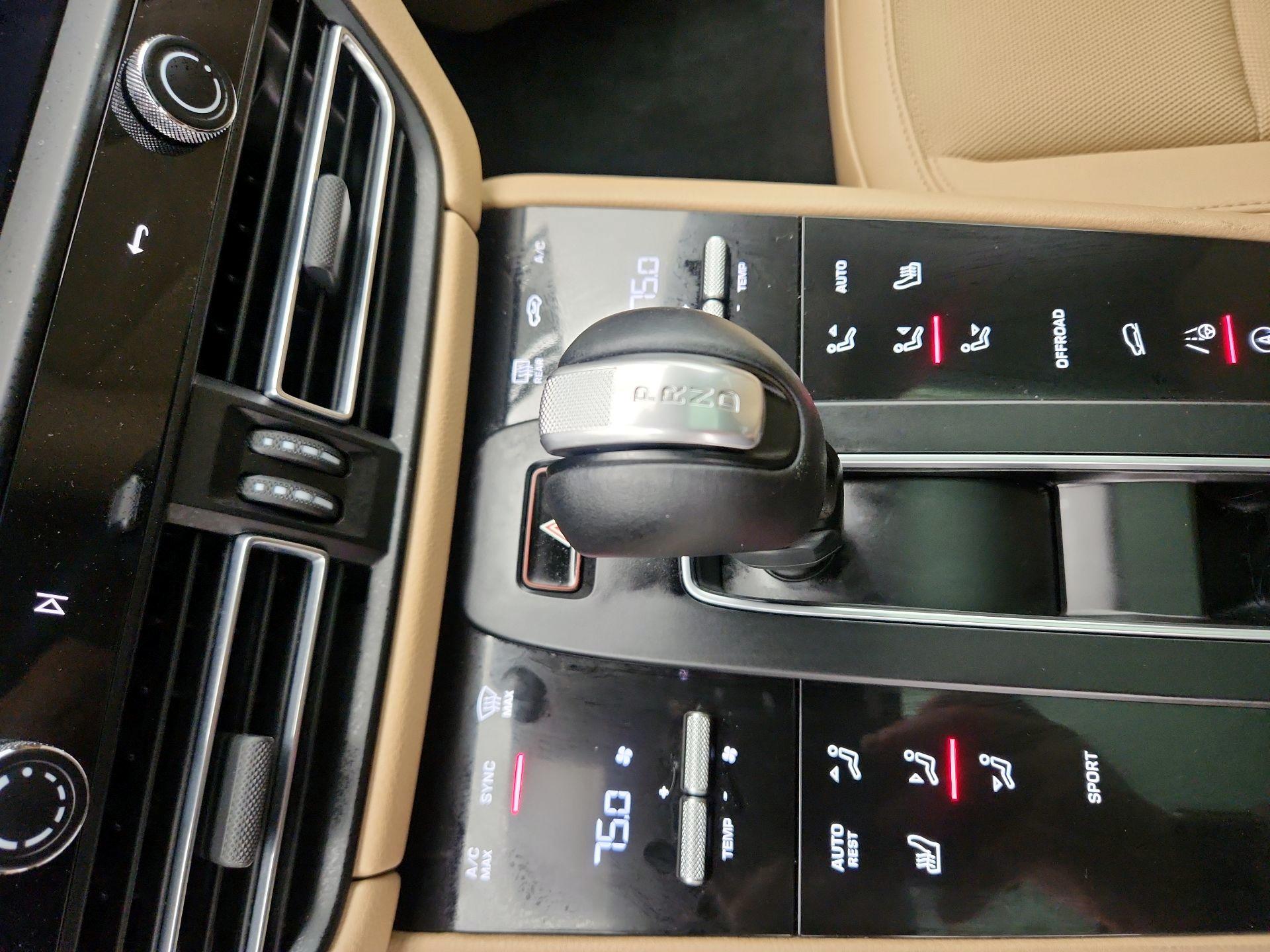 Thumbnail: 2022 Porsche Macan - 18