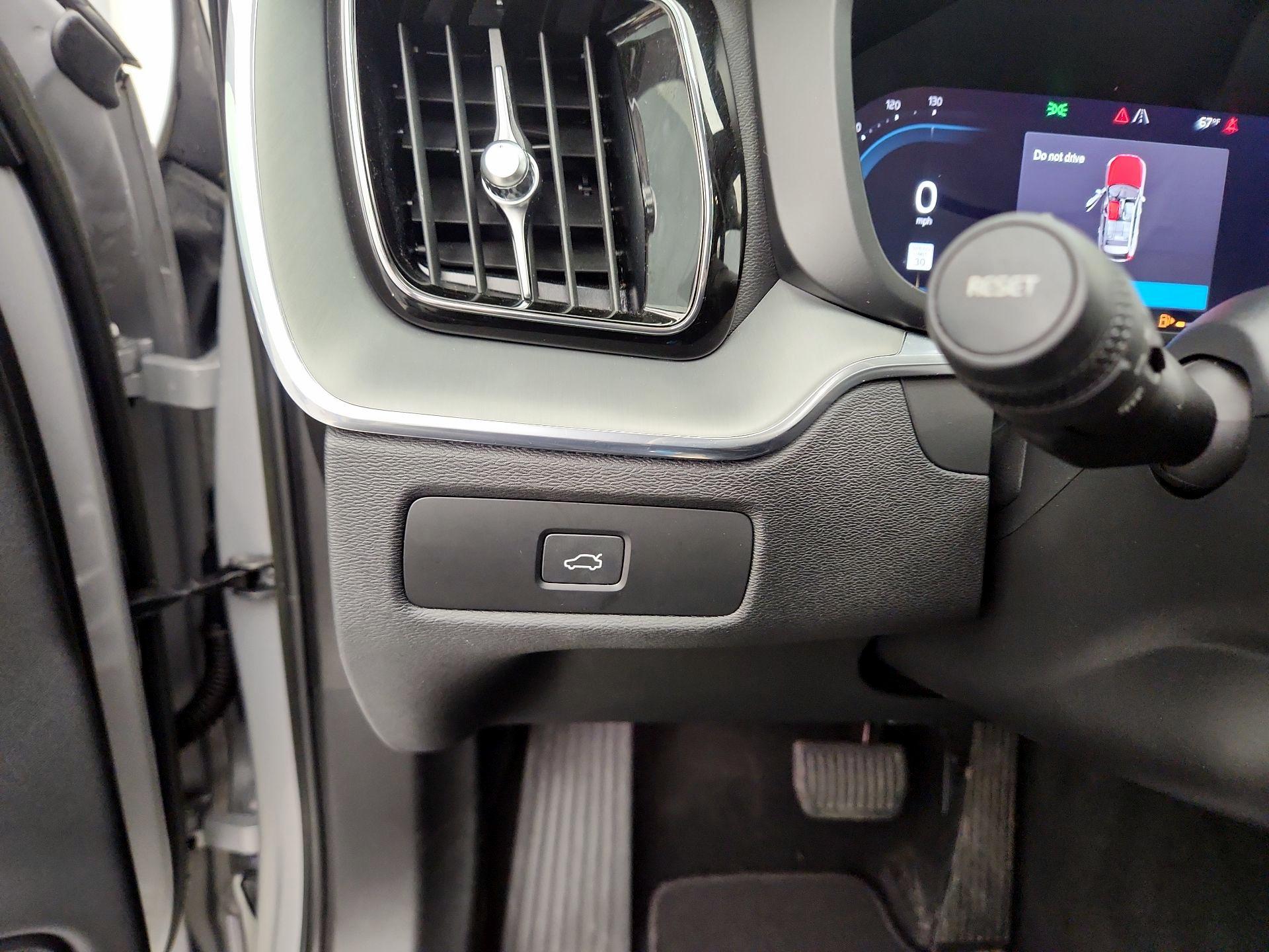 Thumbnail: 2023 Volvo XC60 - 13