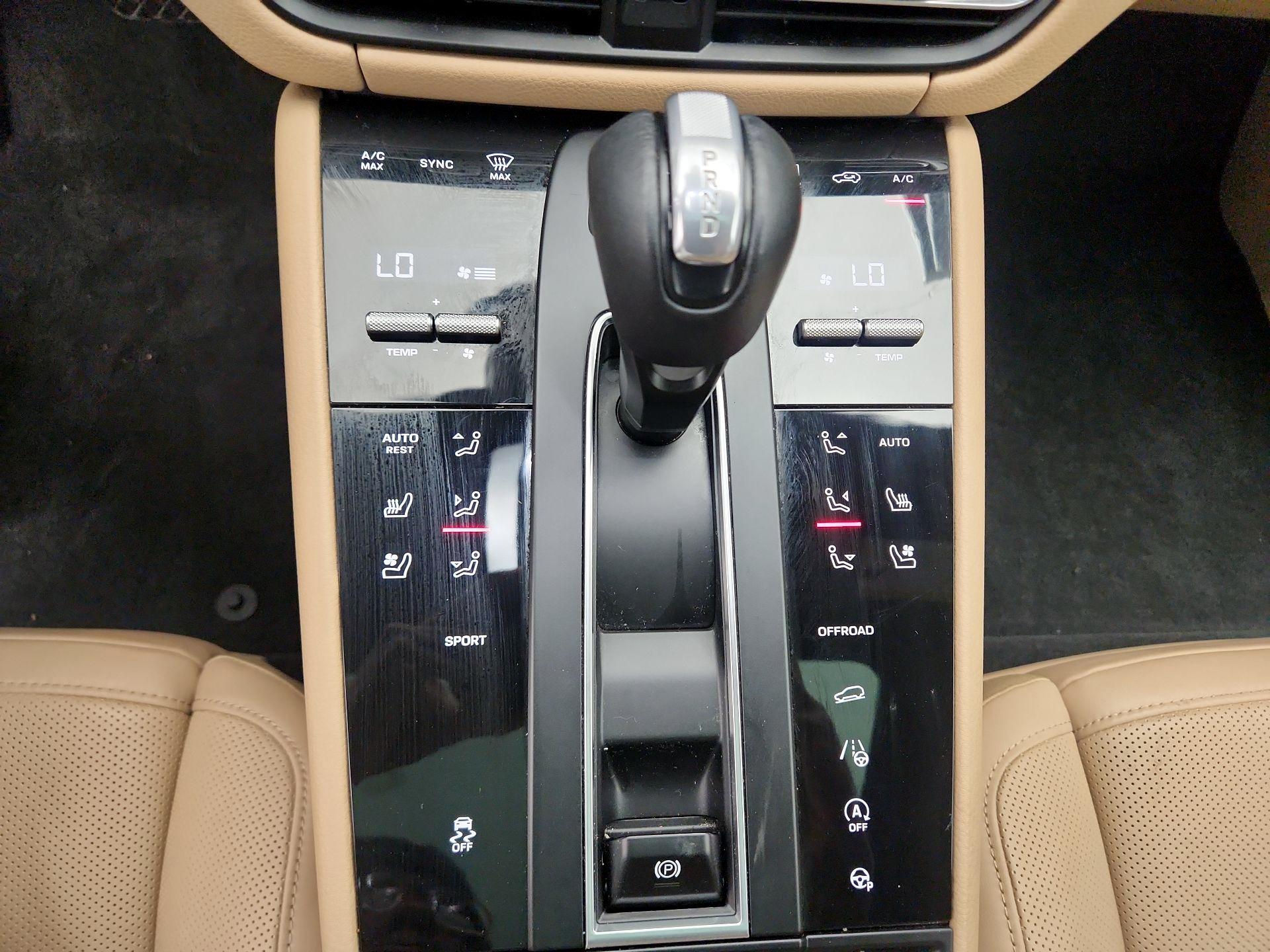 Thumbnail: 2022 Porsche Macan - 18