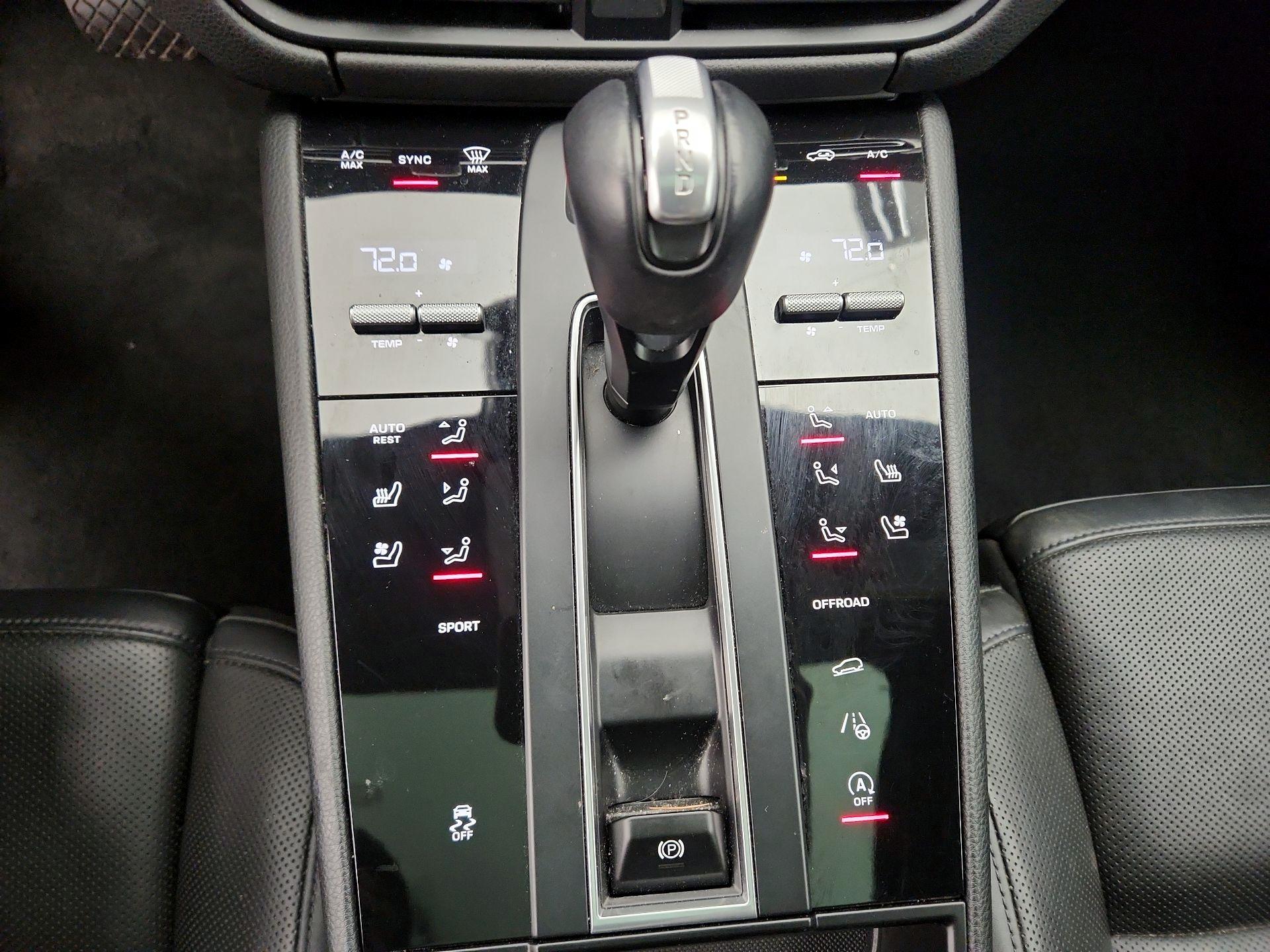 Thumbnail: 2023 Porsche Macan - 18