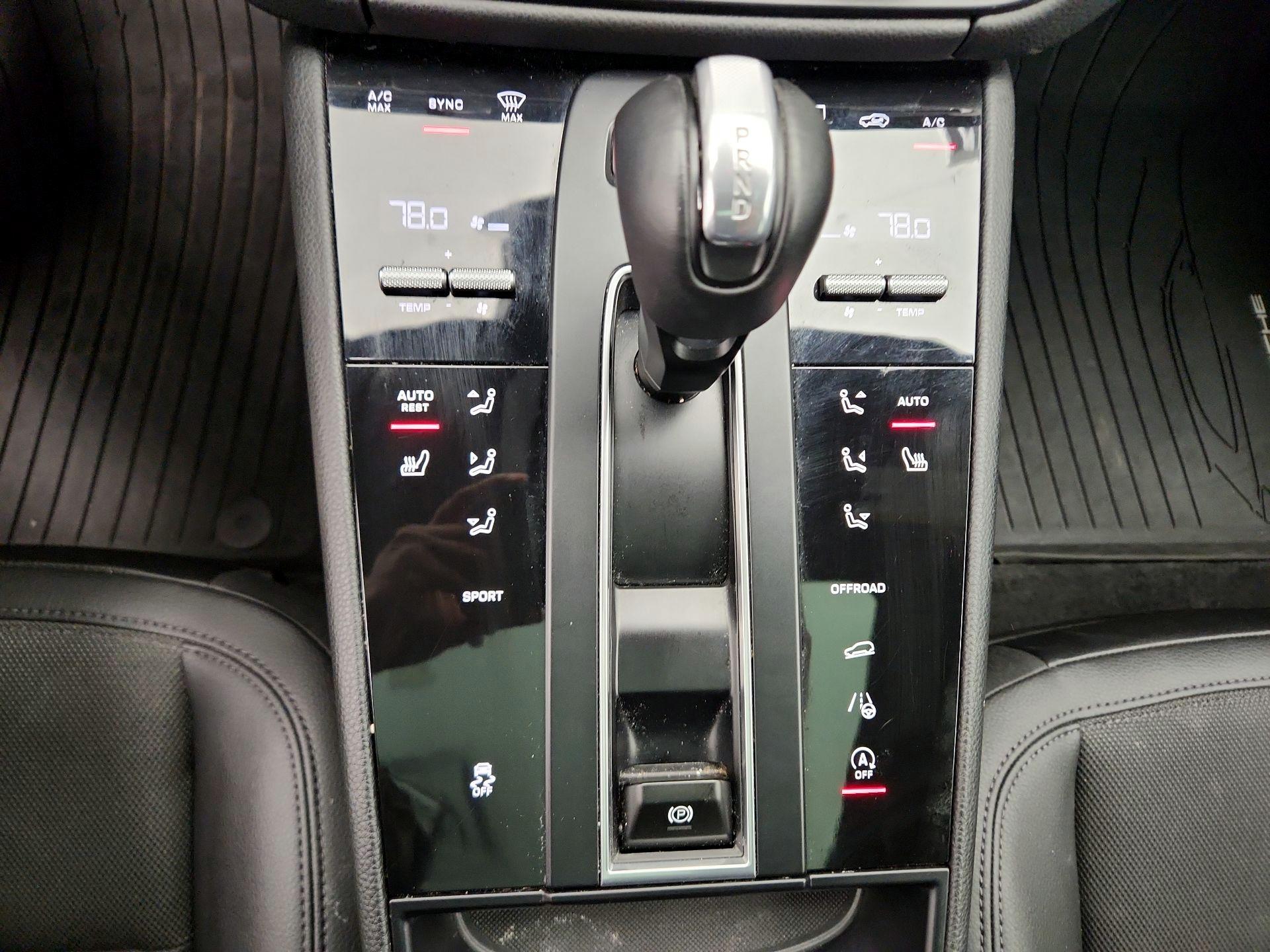Thumbnail: 2023 Porsche Macan - 18