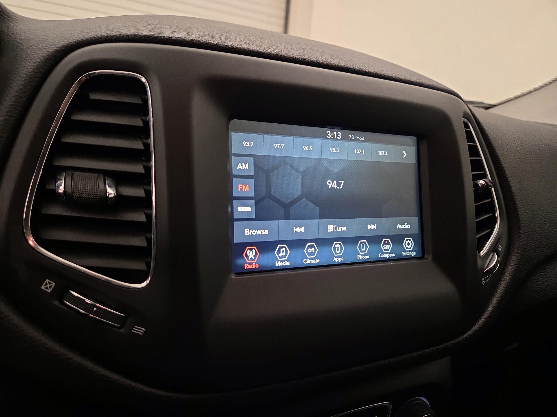 Thumbnail: 2020 Jeep Compass - 15