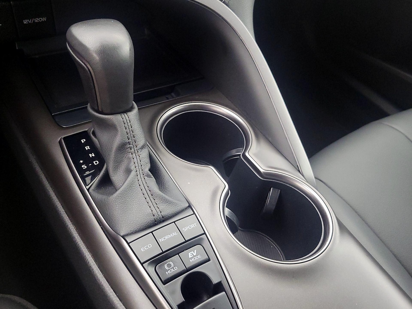 2024 Toyota Camry SE - Photo 18