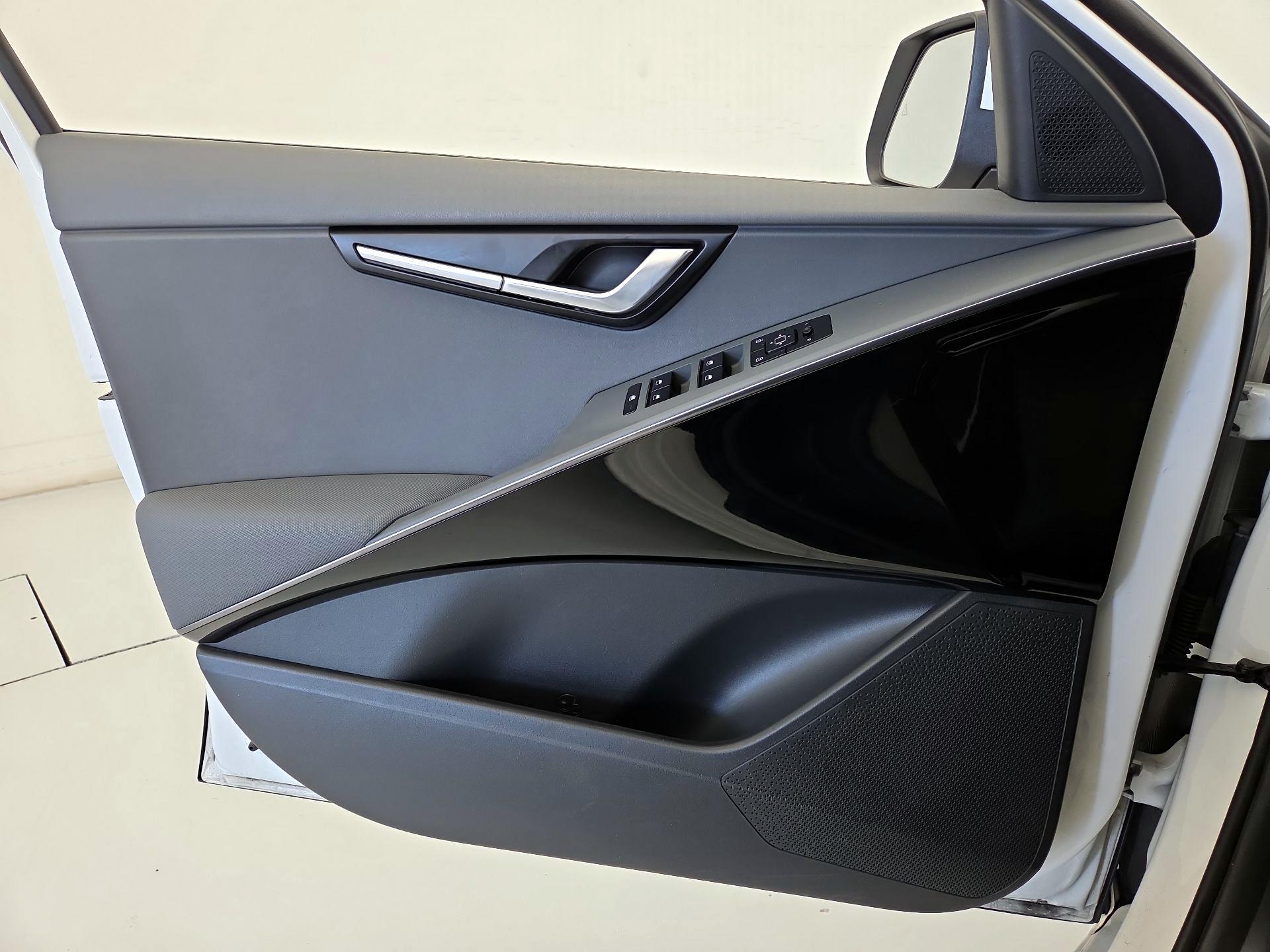 Thumbnail: 2023 Kia Niro - 12