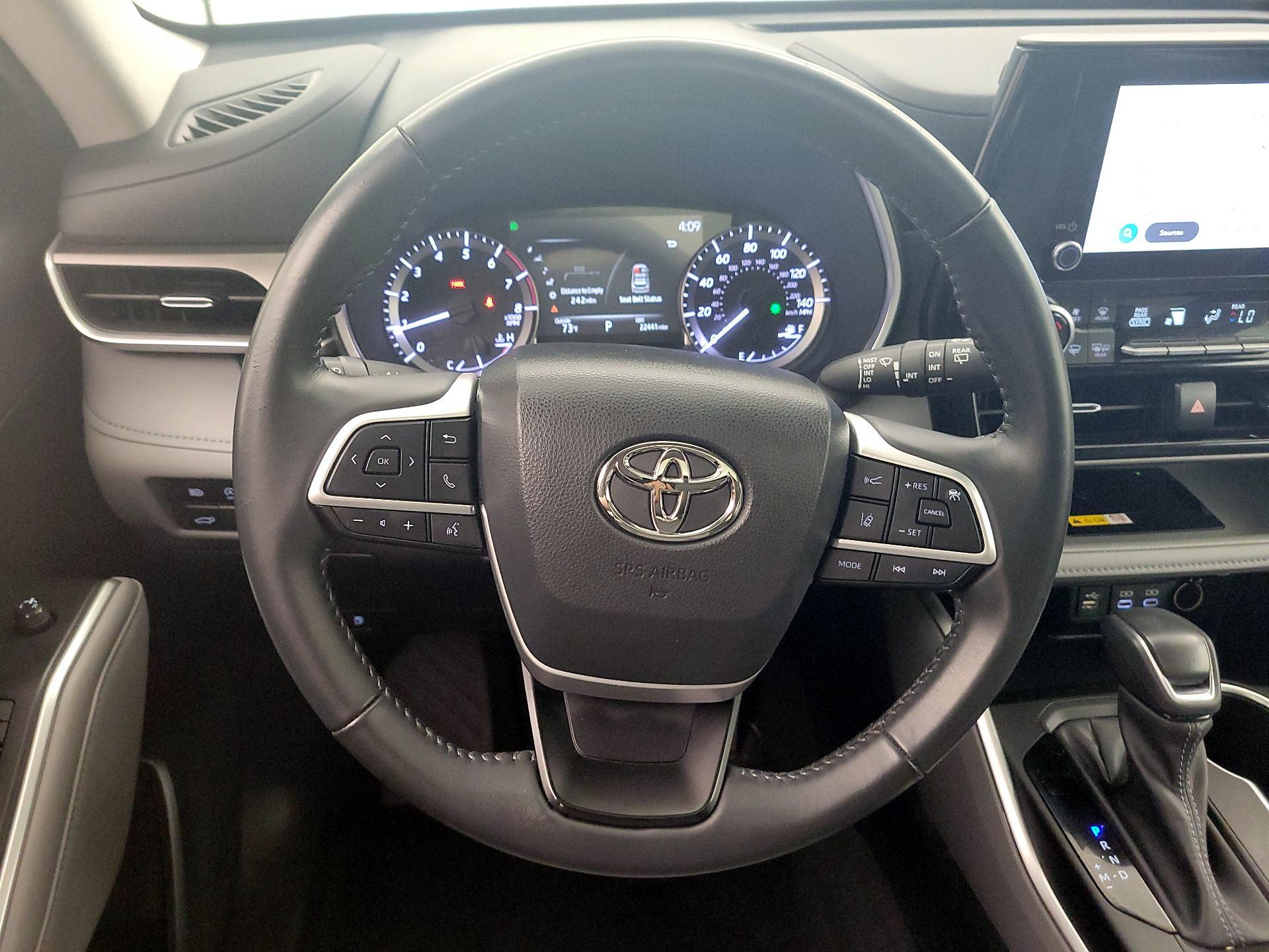 Thumbnail: 2023 Toyota Highlander - 10