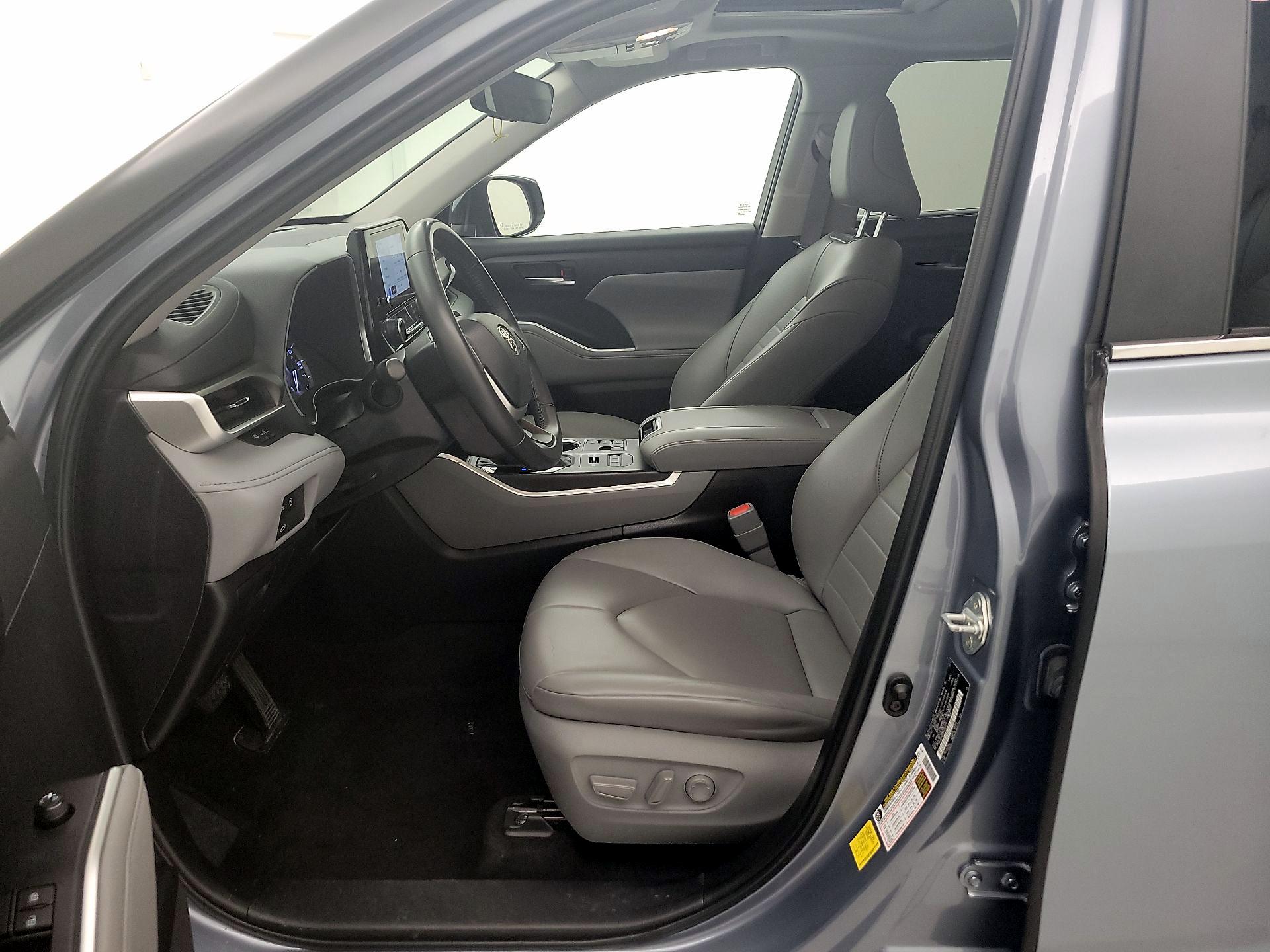 Thumbnail: 2023 Toyota Highlander - 11