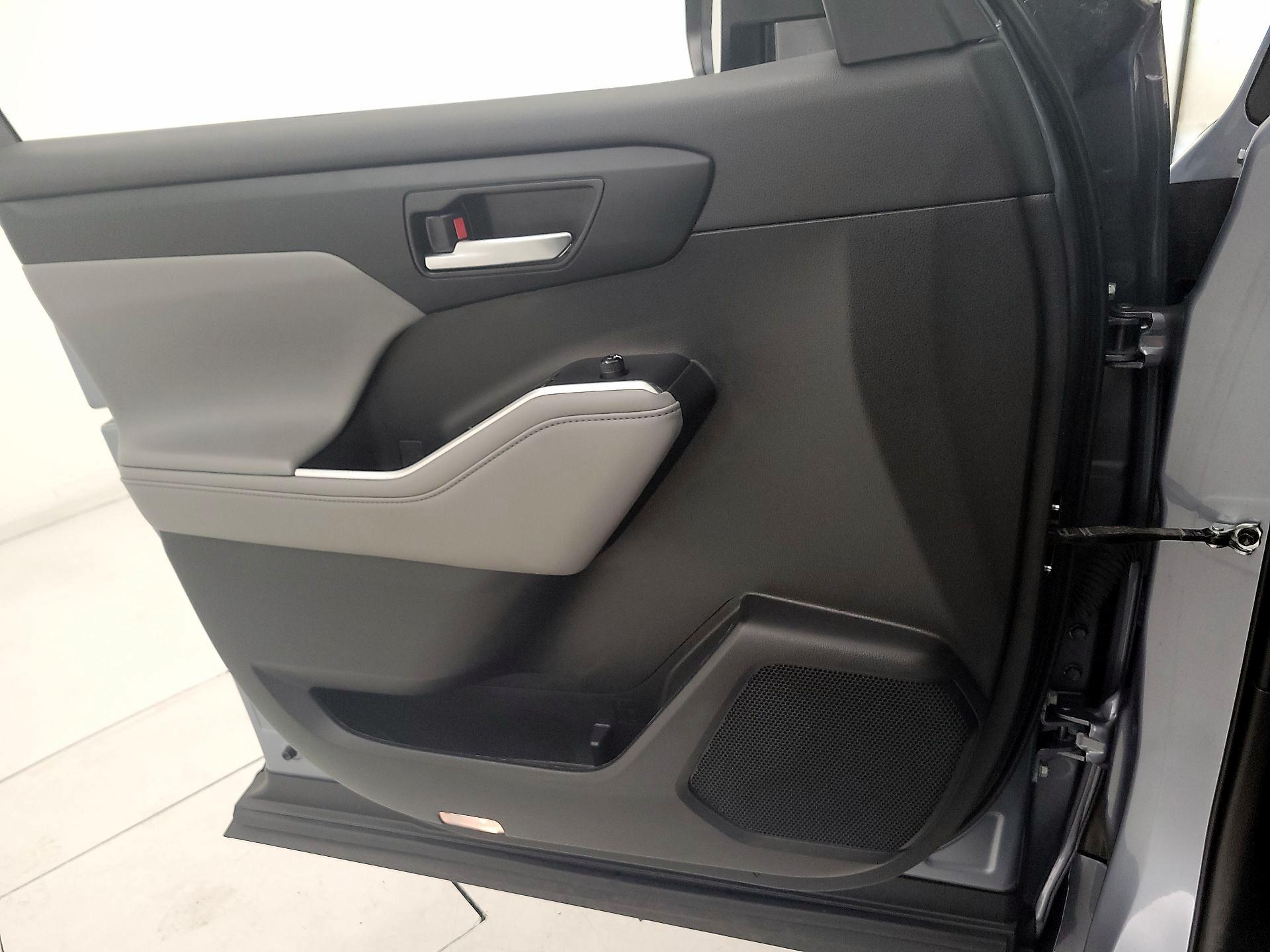 Thumbnail: 2023 Toyota Highlander - 12