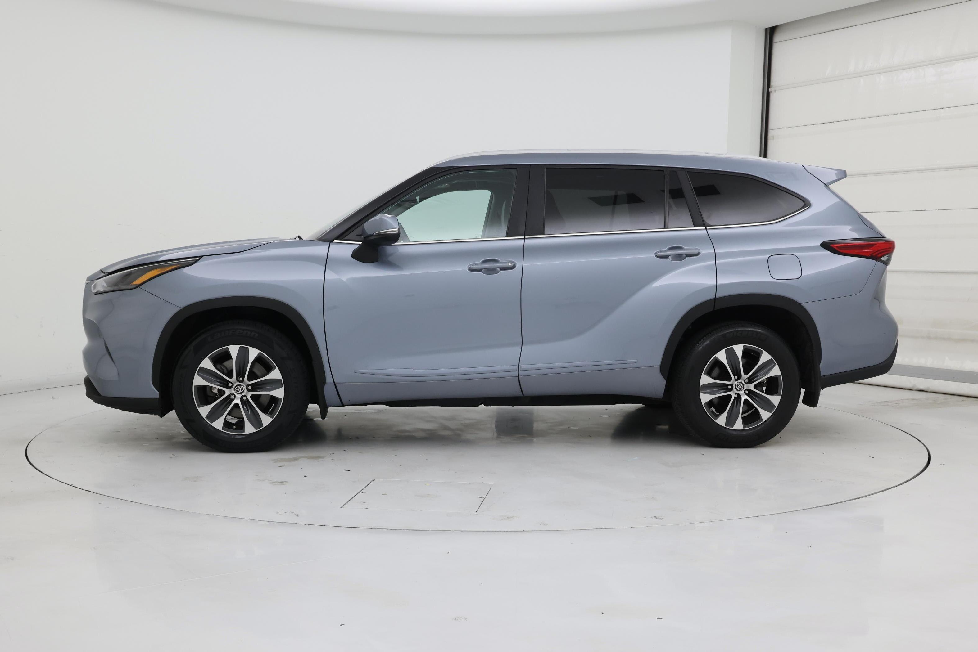 Thumbnail: 2023 Toyota Highlander - 3