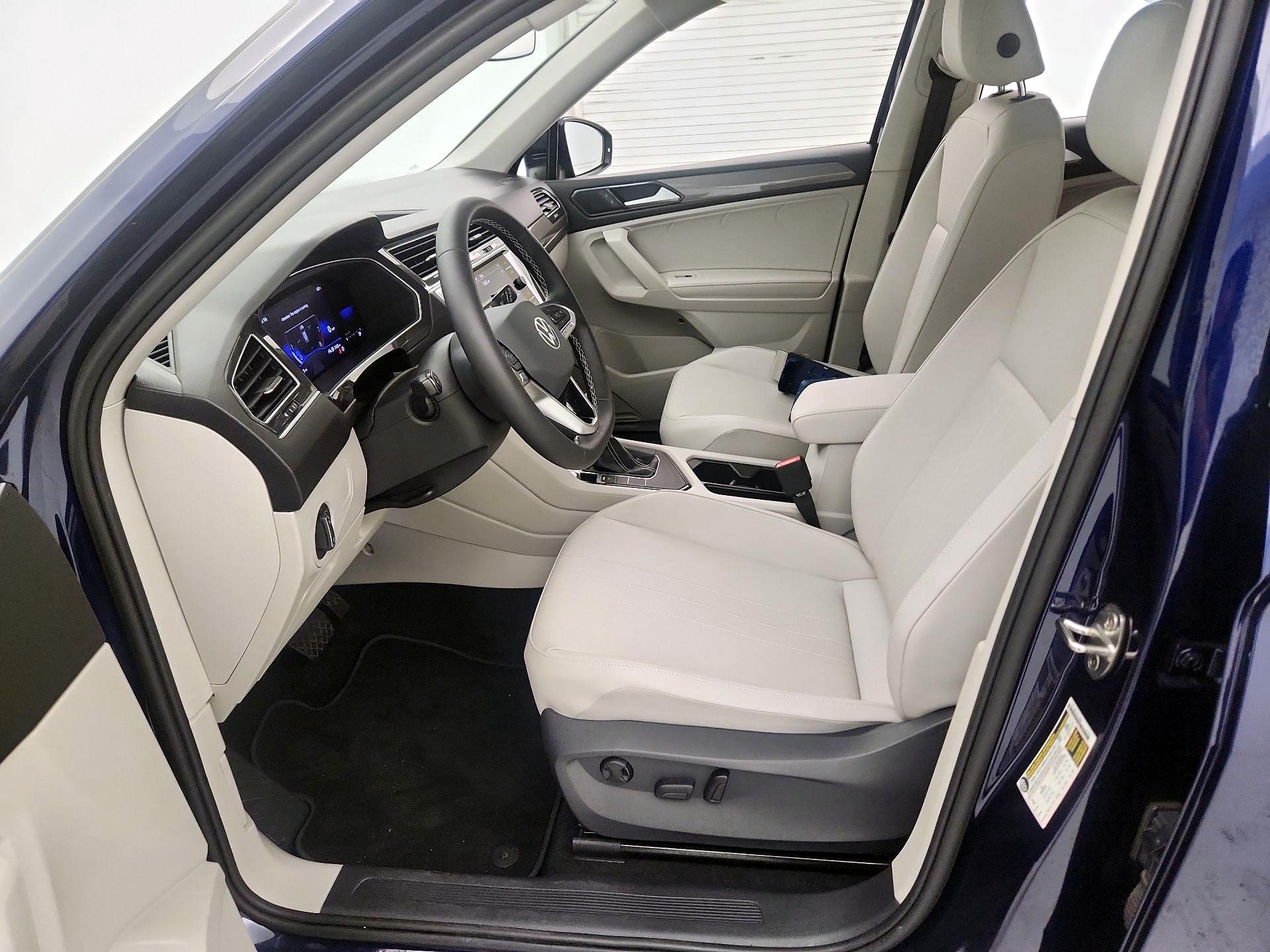 Thumbnail: 2023 Volkswagen Tiguan - 11