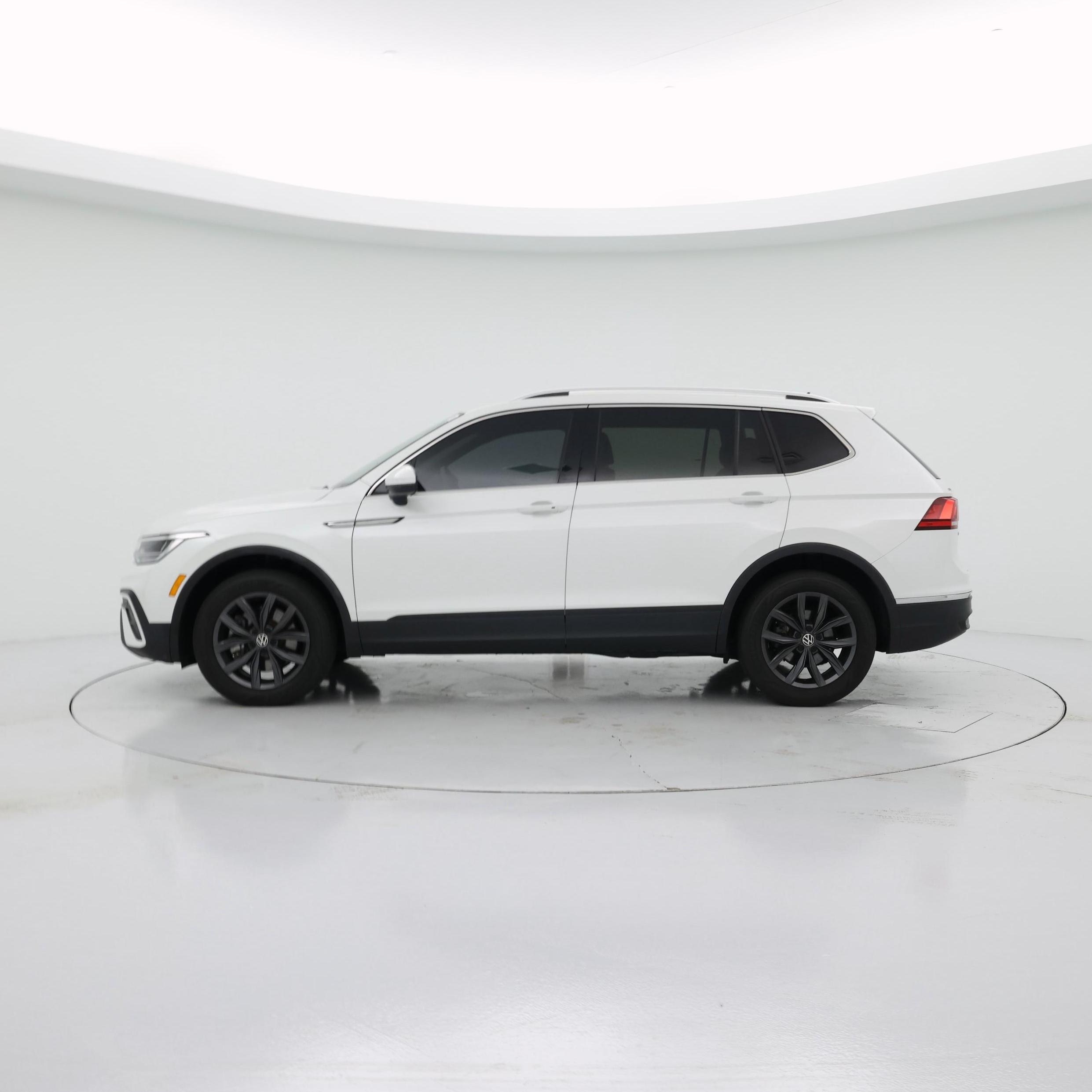 Thumbnail: 2023 Volkswagen Tiguan - 3