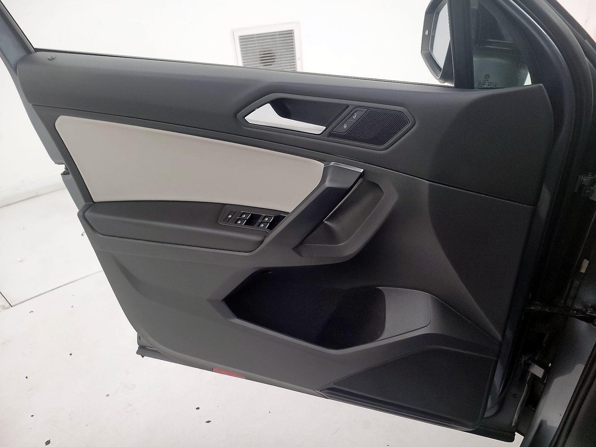 Thumbnail: 2021 Volkswagen Tiguan - 12