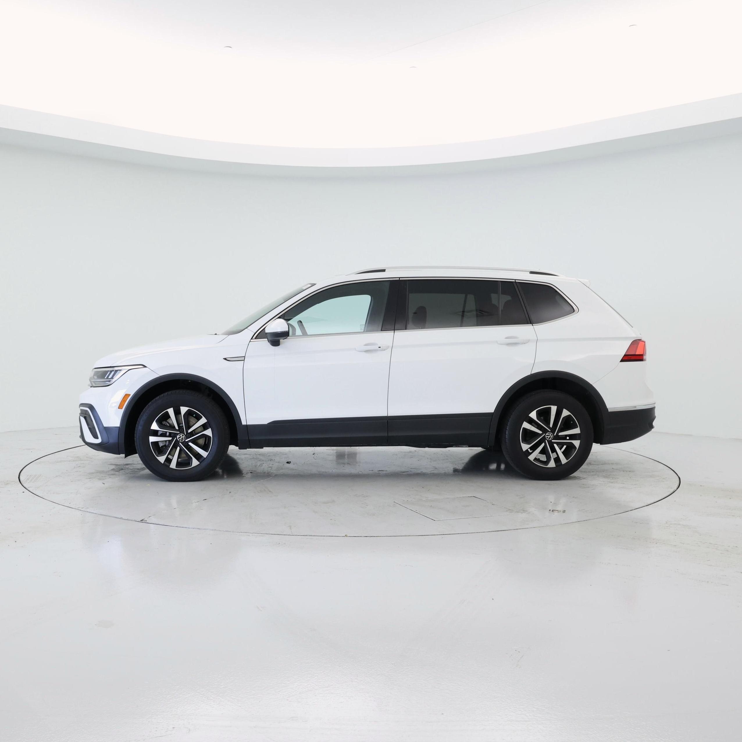 Thumbnail: 2022 Volkswagen Tiguan - 3