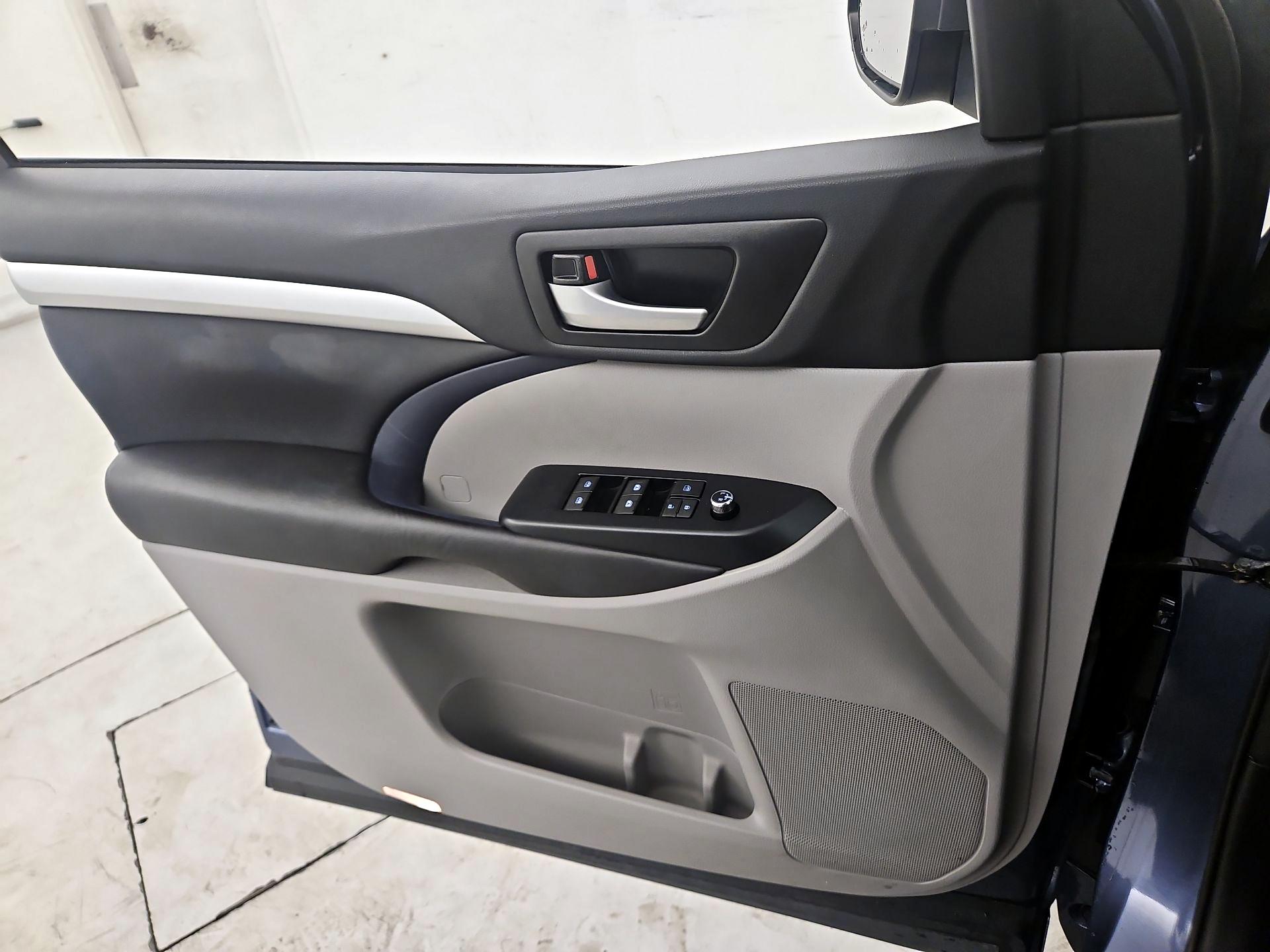 Thumbnail: 2016 Toyota Highlander - 12