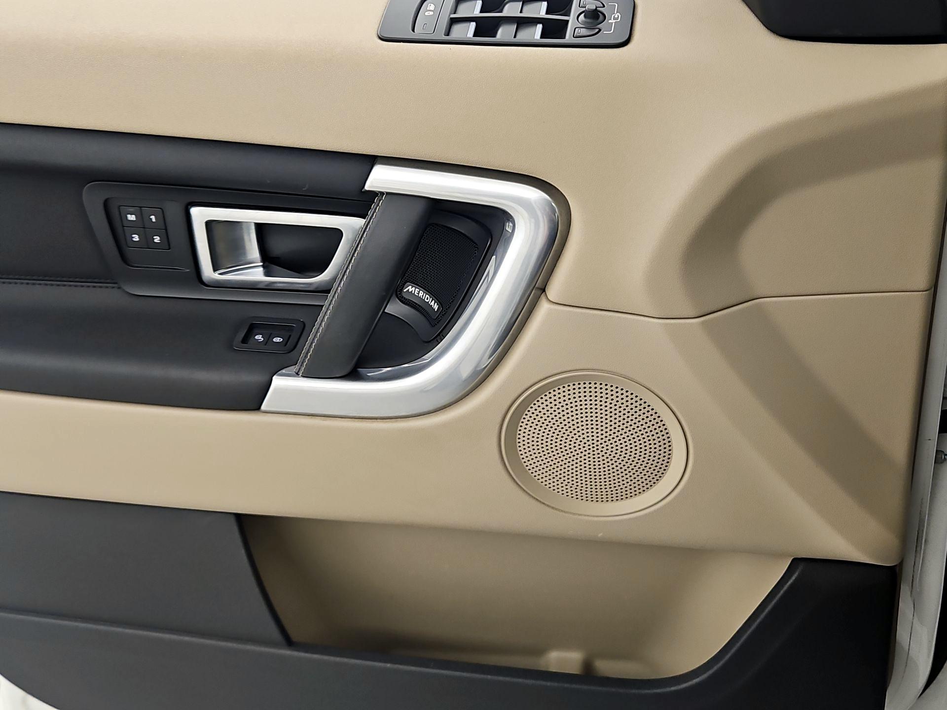 Thumbnail: 2018 Land Rover Discovery Sport - 12