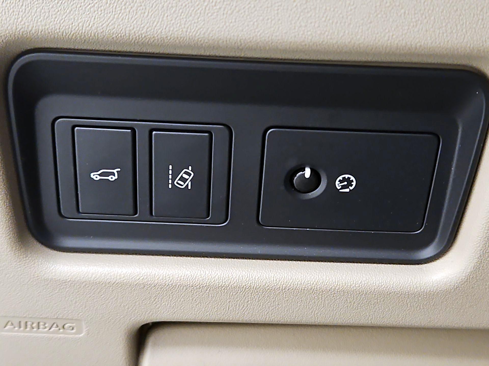 Thumbnail: 2018 Land Rover Discovery Sport - 13